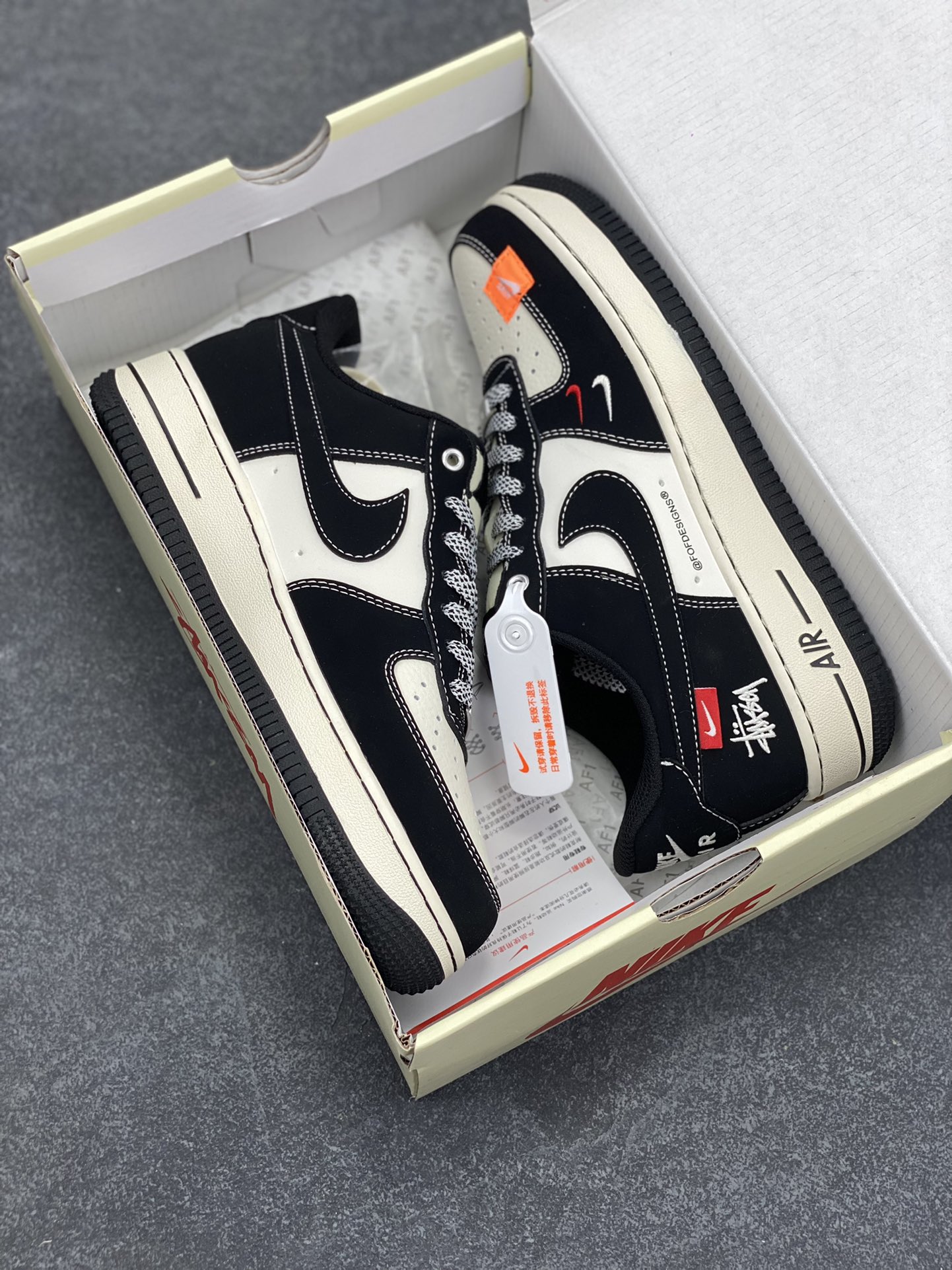 图片[9]-福利特价 NIke Air Force 1 \’07 Low “斯图西联名–米黑双勾红标”空军一号 低帮 运动鞋 休闲鞋 折边针车 工艺难度大 原楦头原纸板 原装鞋盒 定制五金配件 内置全掌气垫 原厂鞋底 货号：SJ6698-012 尺码：36 36.5 37.5 38 38.5 39 40 40.5 41 42 42.5 43 44 44.5 45-选品中心