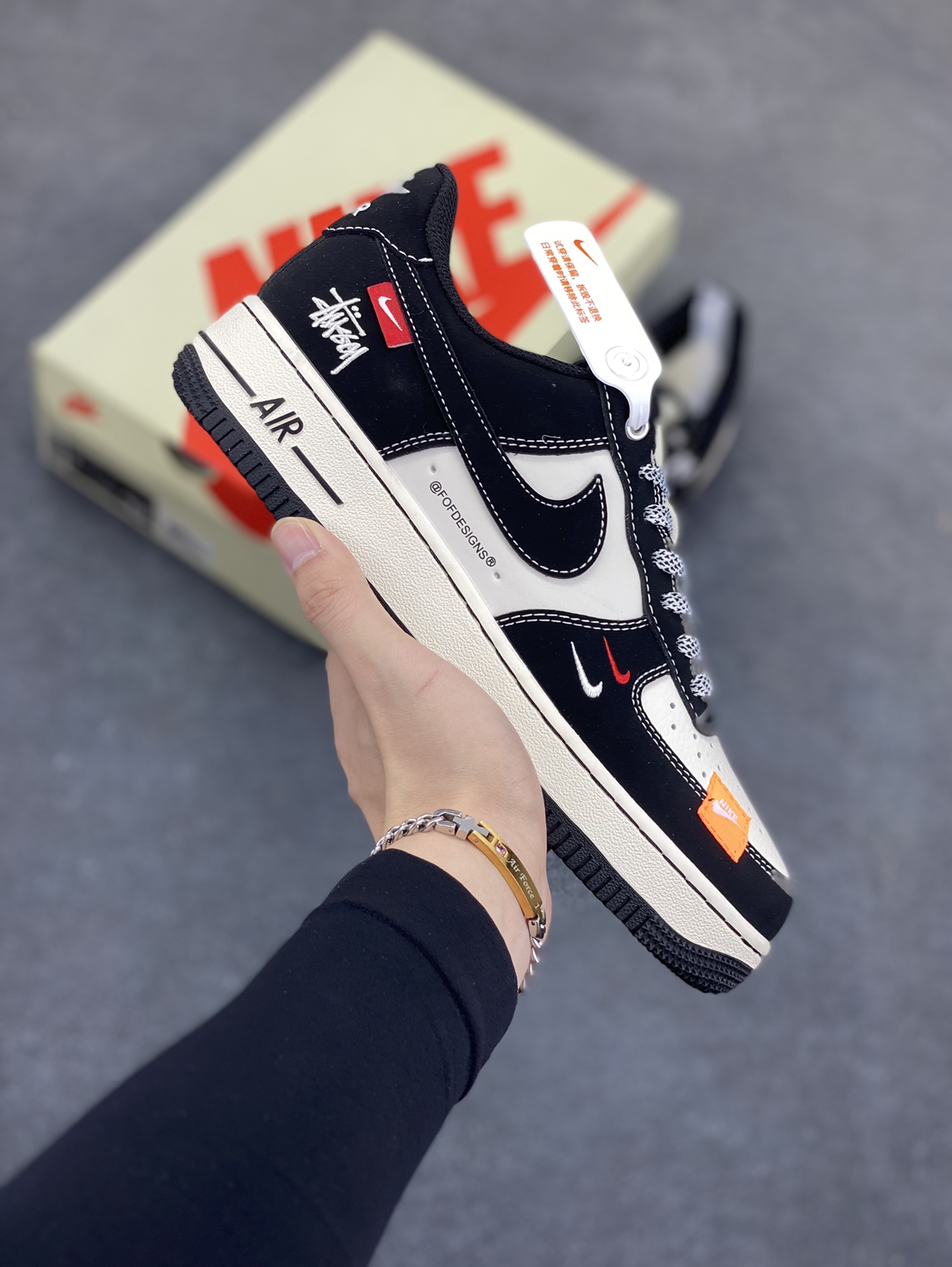 福利特价 NIke Air Force 1 \’07 Low “斯图西联名–米黑双勾红标”空军一号 低帮 运动鞋 休闲鞋 折边针车 工艺难度大 原楦头原纸板 原装鞋盒 定制五金配件 内置全掌气垫 原厂鞋底 货号：SJ6698-012 尺码：36 36.5 37.5 38 38.5 39 40 40.5 41 42 42.5 43 44 44.5 45-选品中心