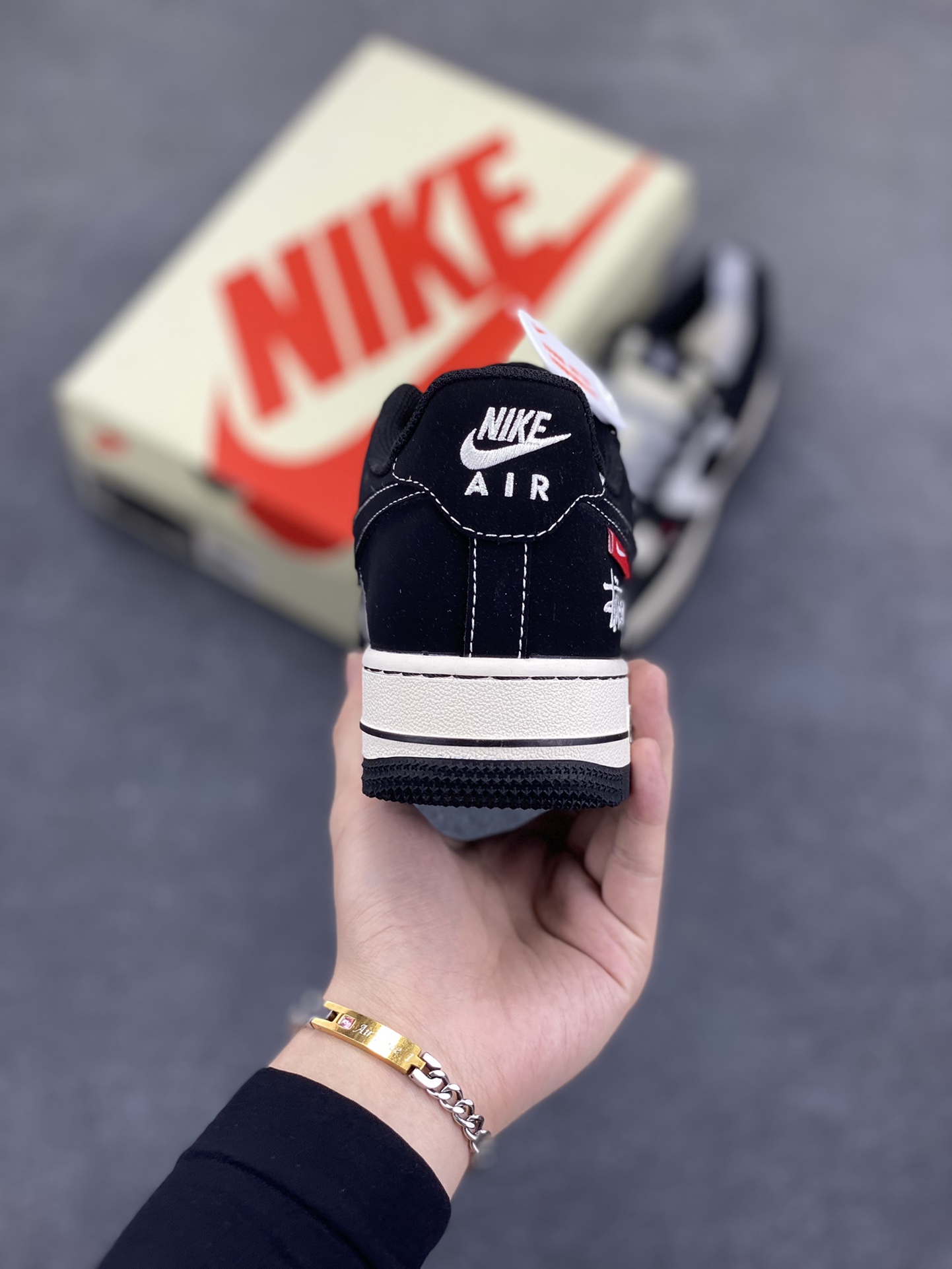 图片[4]-福利特价 NIke Air Force 1 \’07 Low “斯图西联名–米黑双勾红标”空军一号 低帮 运动鞋 休闲鞋 折边针车 工艺难度大 原楦头原纸板 原装鞋盒 定制五金配件 内置全掌气垫 原厂鞋底 货号：SJ6698-012 尺码：36 36.5 37.5 38 38.5 39 40 40.5 41 42 42.5 43 44 44.5 45-选品中心