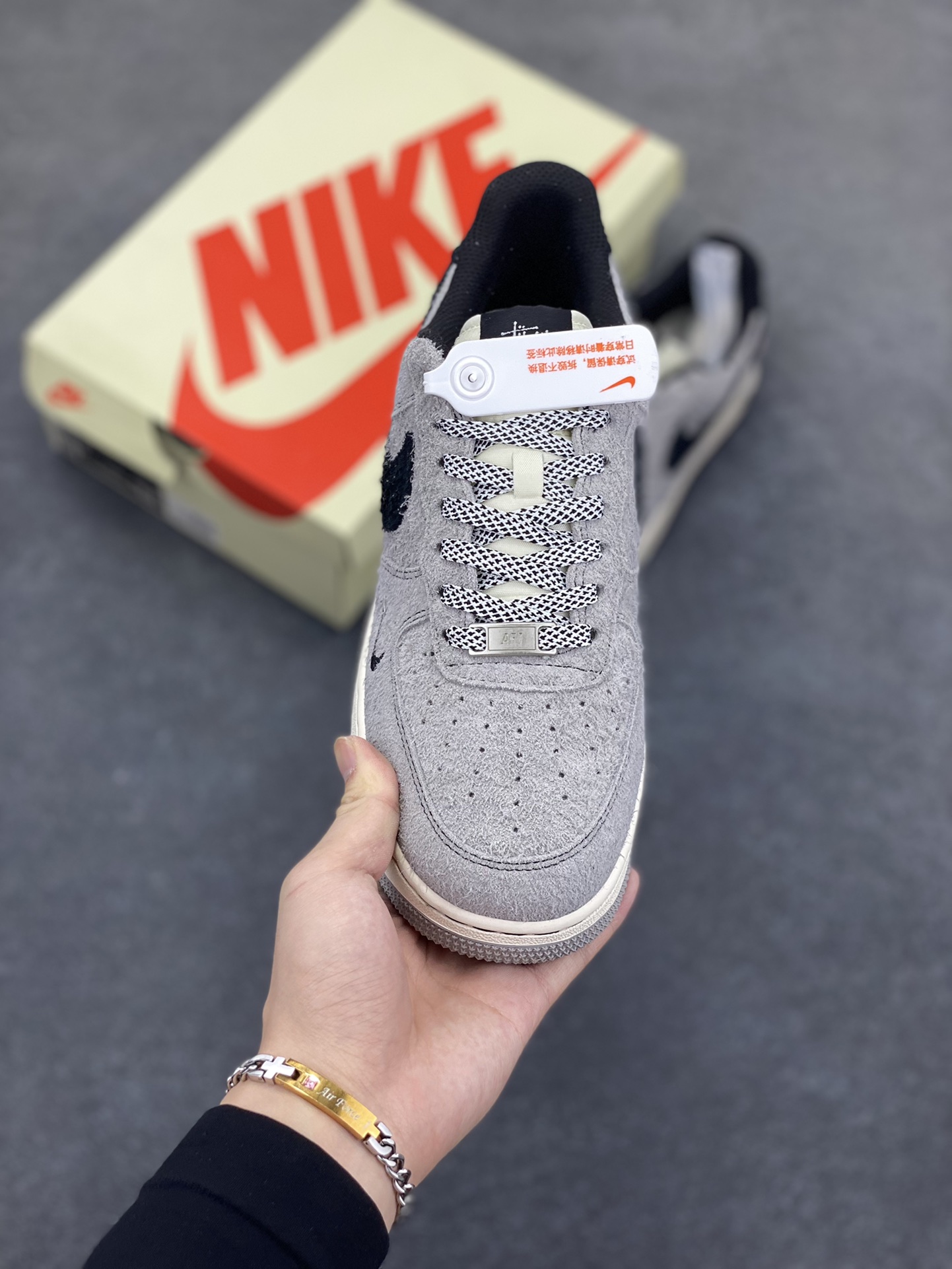 图片[2]-福利特价 NIke Air Force 1 \’07 Low “斯图西联名–翻毛灰”空军一号 低帮 运动鞋 休闲鞋 折边针车 工艺难度大 原楦头原纸板 原装鞋盒 定制五金配件 内置全掌气垫 原厂鞋底 货号：SJ6698-018 尺码：36 36.5 37.5 38 38.5 39 40 40.5 41 42 42.5 43 44 44.5 45-选品中心