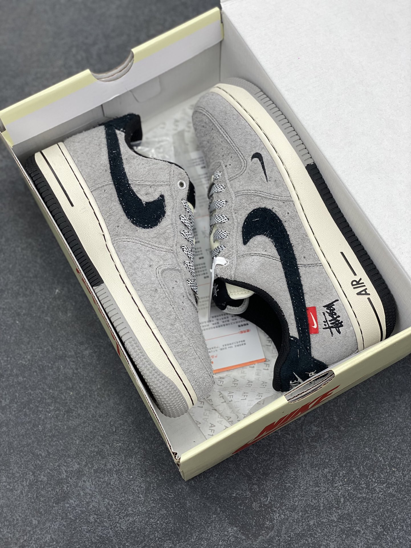 图片[9]-福利特价 NIke Air Force 1 \’07 Low “斯图西联名–翻毛灰”空军一号 低帮 运动鞋 休闲鞋 折边针车 工艺难度大 原楦头原纸板 原装鞋盒 定制五金配件 内置全掌气垫 原厂鞋底 货号：SJ6698-018 尺码：36 36.5 37.5 38 38.5 39 40 40.5 41 42 42.5 43 44 44.5 45-选品中心