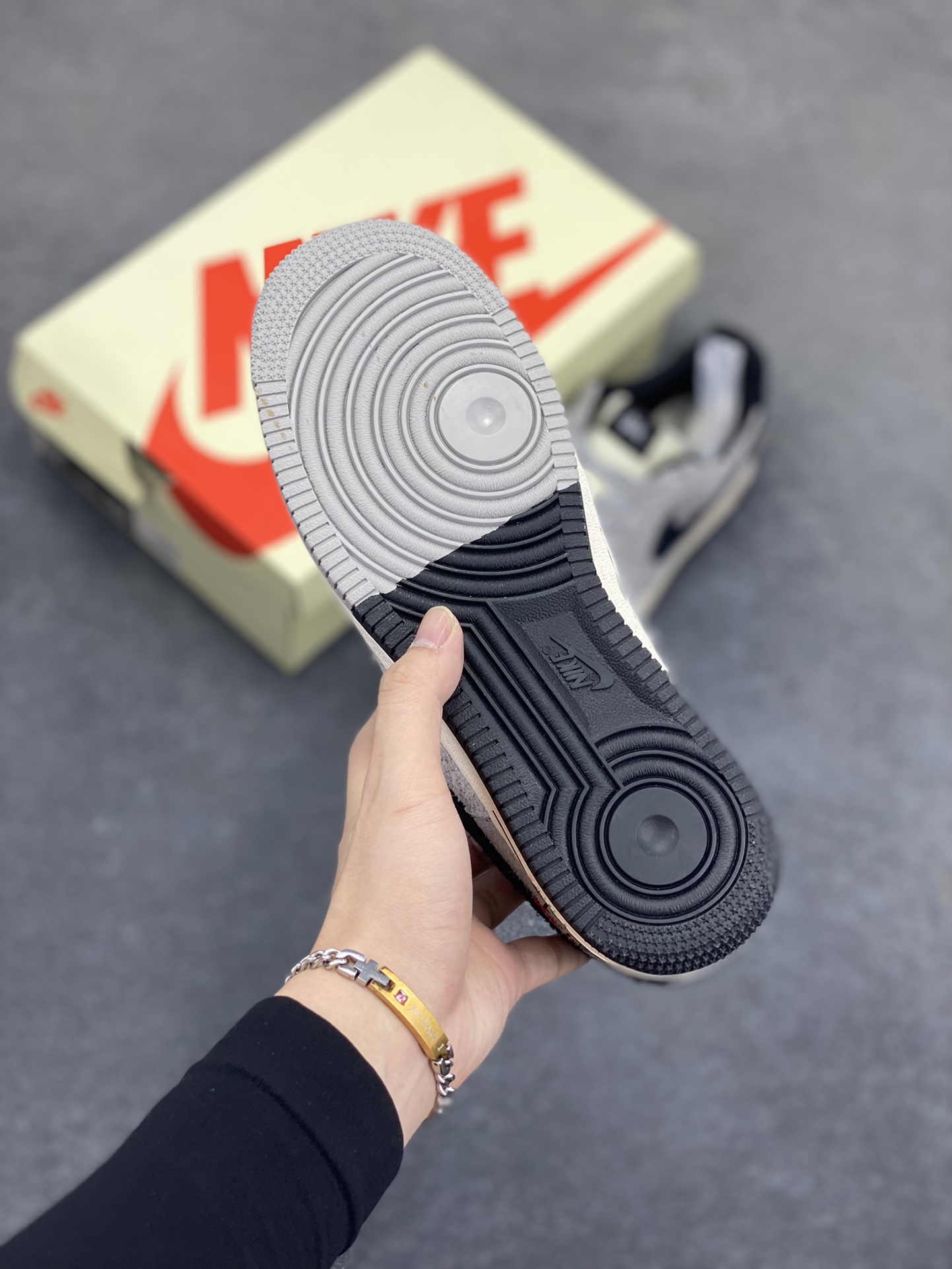 图片[5]-福利特价 NIke Air Force 1 \’07 Low “斯图西联名–翻毛灰”空军一号 低帮 运动鞋 休闲鞋 折边针车 工艺难度大 原楦头原纸板 原装鞋盒 定制五金配件 内置全掌气垫 原厂鞋底 货号：SJ6698-018 尺码：36 36.5 37.5 38 38.5 39 40 40.5 41 42 42.5 43 44 44.5 45-选品中心