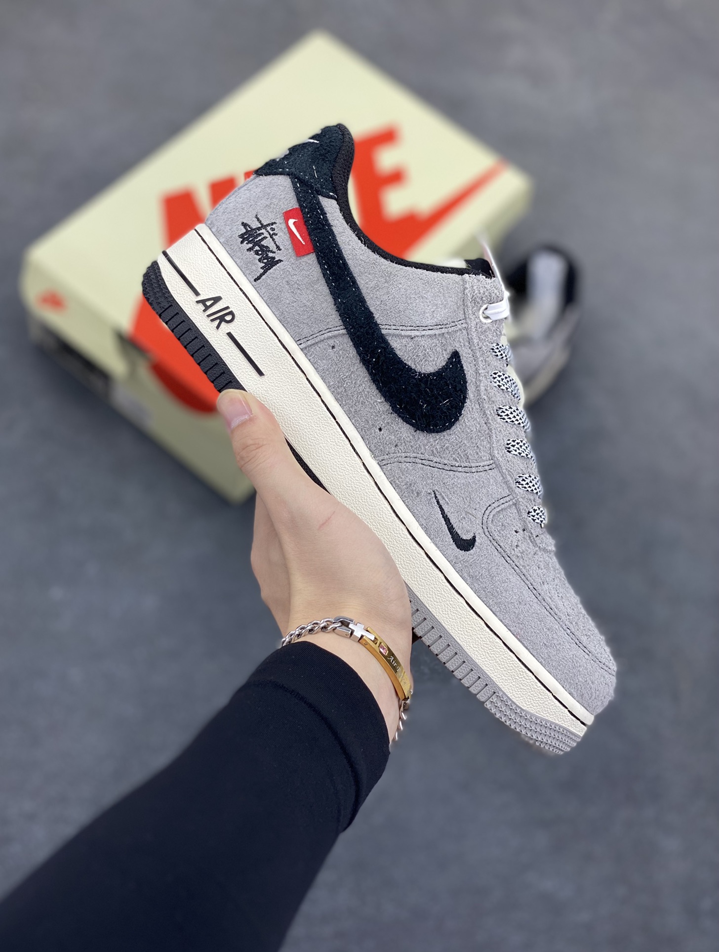 福利特价 NIke Air Force 1 \’07 Low “斯图西联名–翻毛灰”空军一号 低帮 运动鞋 休闲鞋 折边针车 工艺难度大 原楦头原纸板 原装鞋盒 定制五金配件 内置全掌气垫 原厂鞋底 货号:SJ6698-018 尺码:36 36.5 37.5 38 38.5 39 40 40.5 41 42 42.5 43 44 44.5 45-选品中心