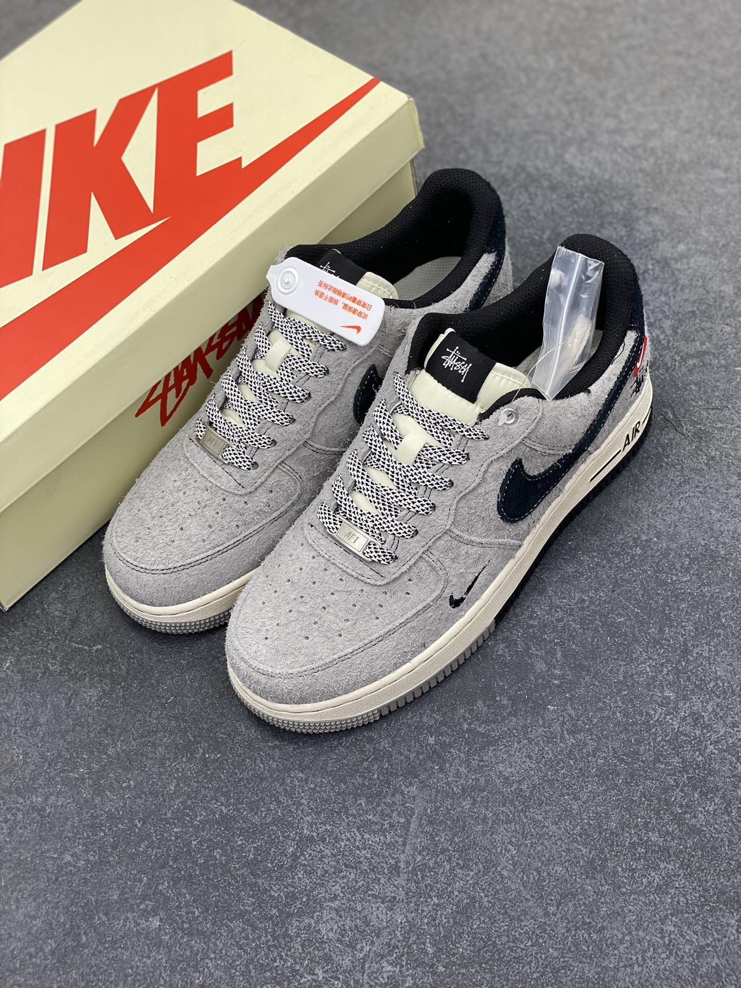 图片[8]-福利特价 NIke Air Force 1 \’07 Low “斯图西联名–翻毛灰”空军一号 低帮 运动鞋 休闲鞋 折边针车 工艺难度大 原楦头原纸板 原装鞋盒 定制五金配件 内置全掌气垫 原厂鞋底 货号：SJ6698-018 尺码：36 36.5 37.5 38 38.5 39 40 40.5 41 42 42.5 43 44 44.5 45-选品中心