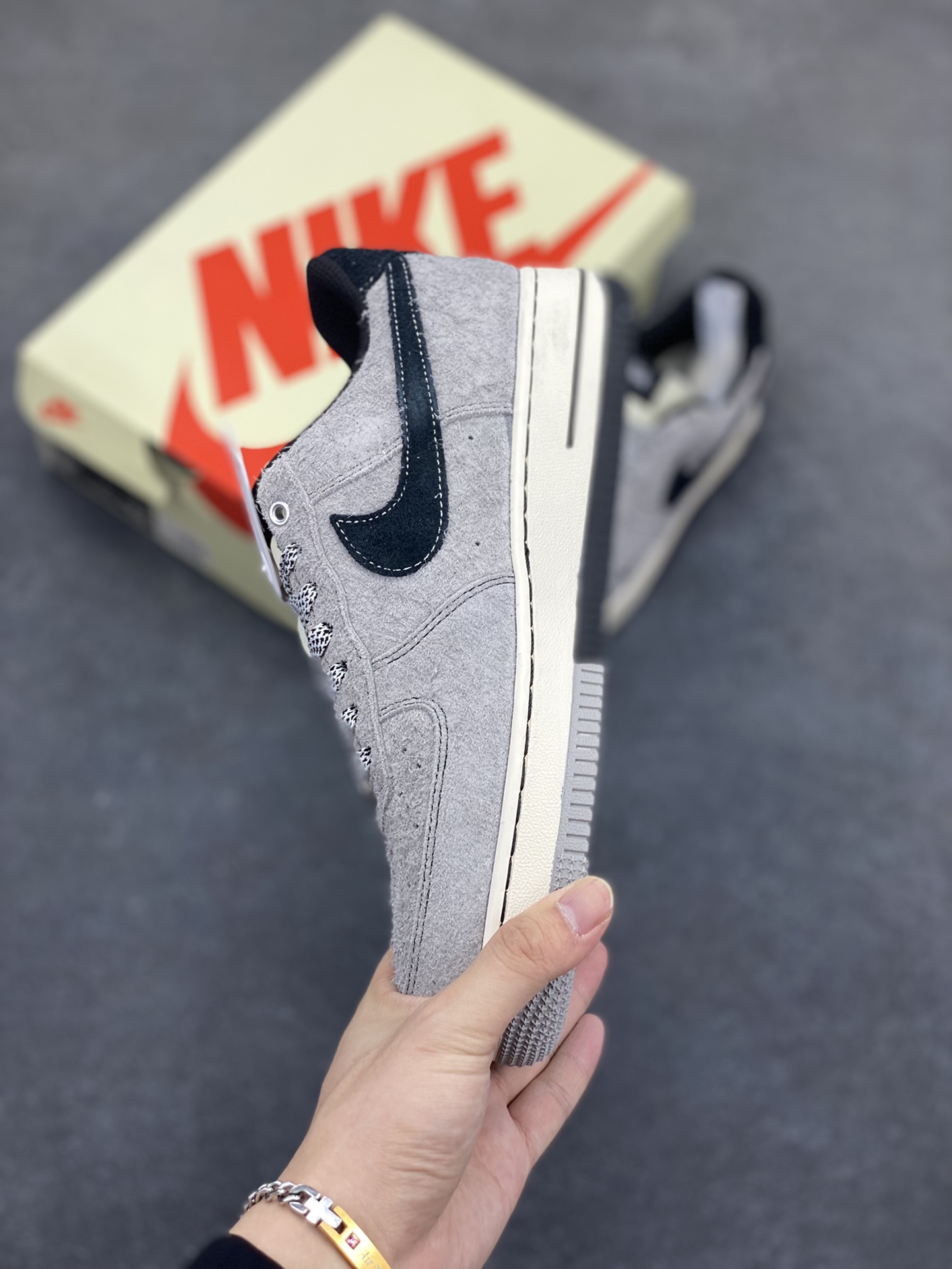 图片[3]-福利特价 NIke Air Force 1 \’07 Low “斯图西联名–翻毛灰”空军一号 低帮 运动鞋 休闲鞋 折边针车 工艺难度大 原楦头原纸板 原装鞋盒 定制五金配件 内置全掌气垫 原厂鞋底 货号：SJ6698-018 尺码：36 36.5 37.5 38 38.5 39 40 40.5 41 42 42.5 43 44 44.5 45-选品中心