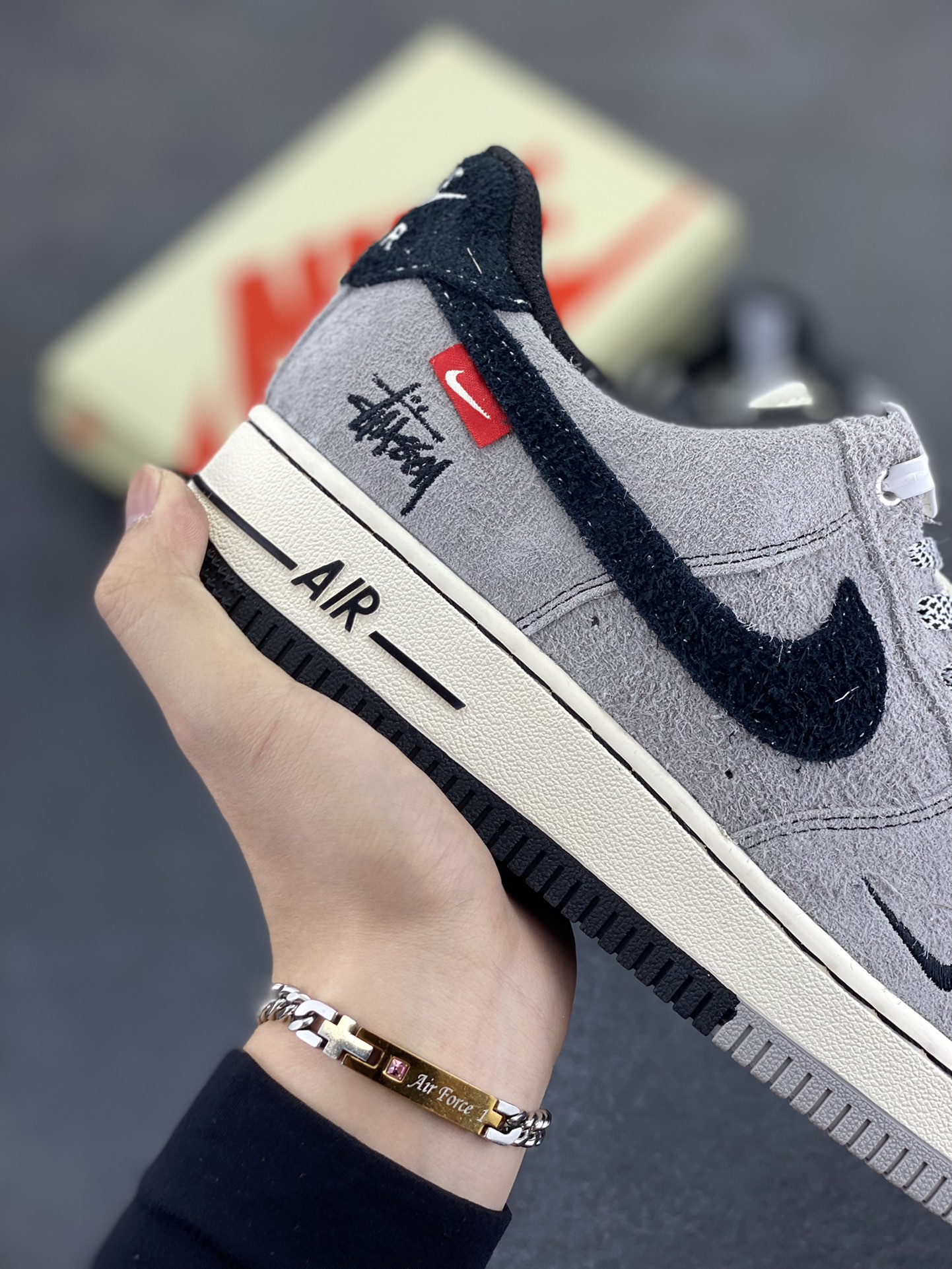 图片[6]-福利特价 NIke Air Force 1 \’07 Low “斯图西联名–翻毛灰”空军一号 低帮 运动鞋 休闲鞋 折边针车 工艺难度大 原楦头原纸板 原装鞋盒 定制五金配件 内置全掌气垫 原厂鞋底 货号：SJ6698-018 尺码：36 36.5 37.5 38 38.5 39 40 40.5 41 42 42.5 43 44 44.5 45-选品中心