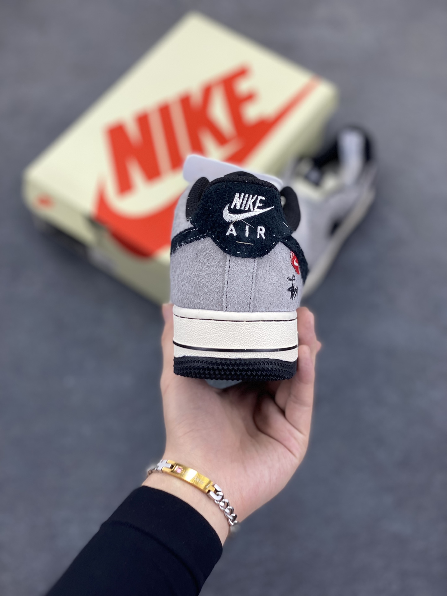 图片[4]-福利特价 NIke Air Force 1 \’07 Low “斯图西联名–翻毛灰”空军一号 低帮 运动鞋 休闲鞋 折边针车 工艺难度大 原楦头原纸板 原装鞋盒 定制五金配件 内置全掌气垫 原厂鞋底 货号：SJ6698-018 尺码：36 36.5 37.5 38 38.5 39 40 40.5 41 42 42.5 43 44 44.5 45-选品中心