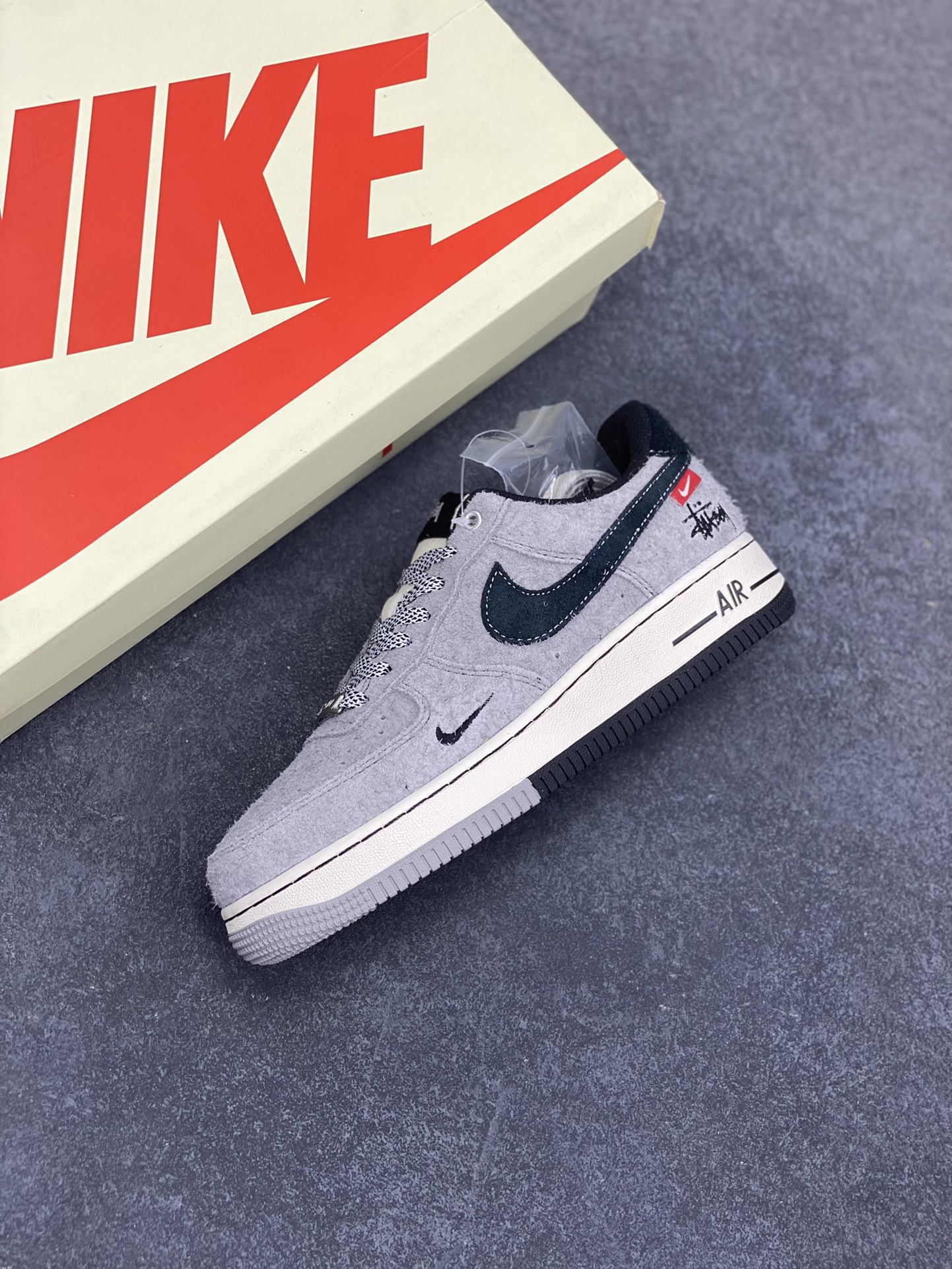 图片[7]-福利特价 NIke Air Force 1 \’07 Low “斯图西联名–翻毛灰”空军一号 低帮 运动鞋 休闲鞋 折边针车 工艺难度大 原楦头原纸板 原装鞋盒 定制五金配件 内置全掌气垫 原厂鞋底 货号：SJ6698-018 尺码：36 36.5 37.5 38 38.5 39 40 40.5 41 42 42.5 43 44 44.5 45-选品中心