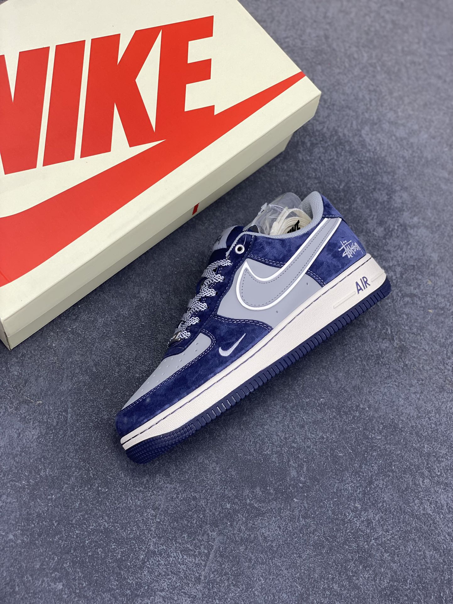 图片[7]-福利特价 NIke Air Force 1 \’07 Low “斯图西联名–灰蓝翻毛”空军一号 低帮 运动鞋 休闲鞋 折边针车 工艺难度大 原楦头原纸板 原装鞋盒 定制五金配件 内置全掌气垫 原厂鞋底 货号：SJ6698-007 尺码：36 36.5 37.5 38 38.5 39 40 40.5 41 42 42.5 43 44 44.5 45-选品中心