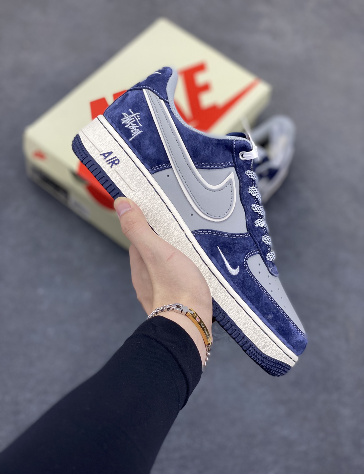 福利特价 NIke Air Force 1 \'07 Low “斯图西联名--灰蓝翻毛”空军一号 低帮 运动鞋 休闲鞋 折边针车 工艺难度大 原楦头原纸板 原装鞋盒 定制五金配件 内置全掌气垫 原厂鞋底 货号：SJ6698-007 尺码：36 36.5 37.5 38 38.5 39 40 40.5 41 42 42.5 43 44 44.5 45-选品中心
