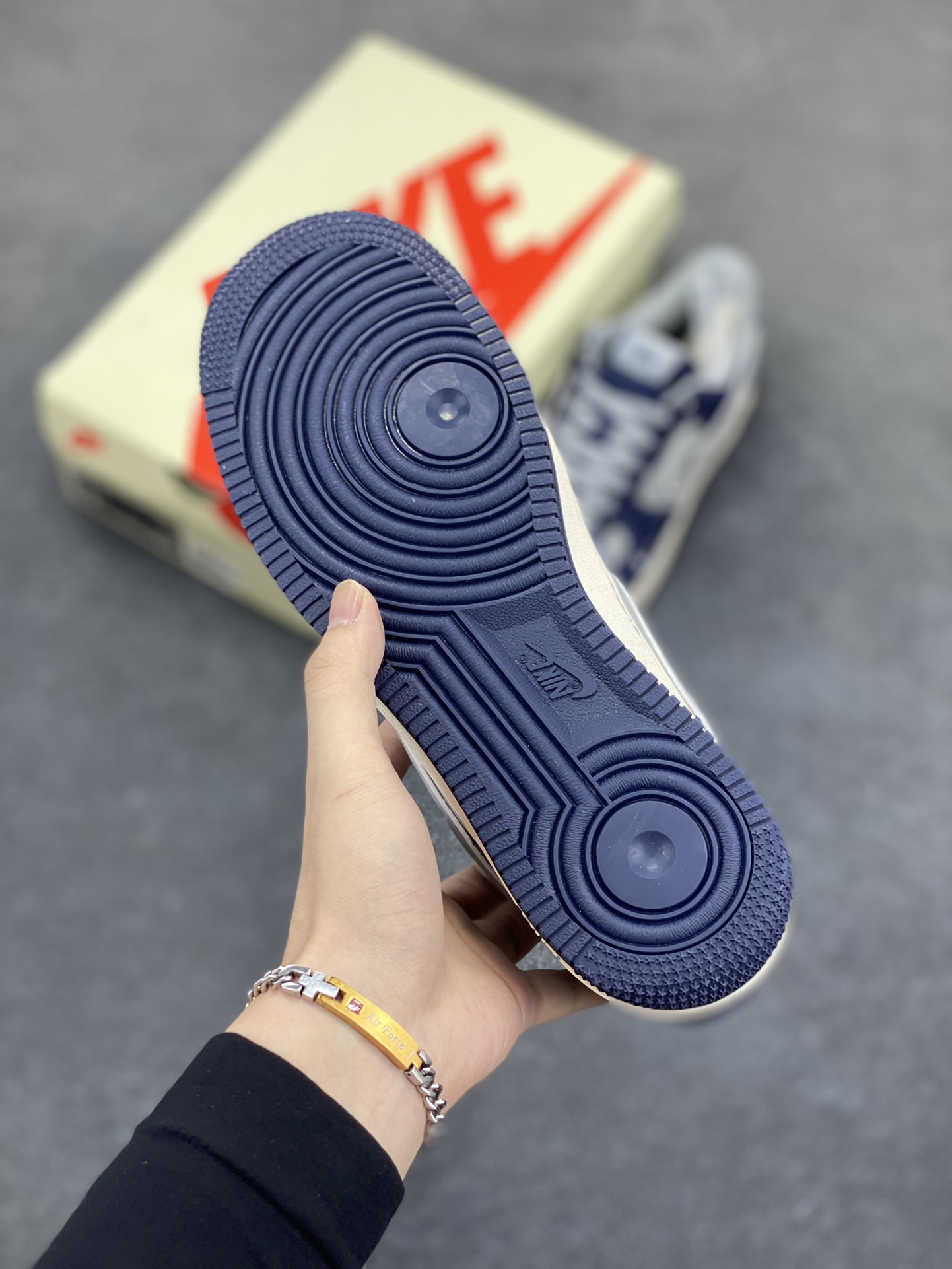 图片[5]-福利特价 NIke Air Force 1 \’07 Low “斯图西联名–灰蓝翻毛”空军一号 低帮 运动鞋 休闲鞋 折边针车 工艺难度大 原楦头原纸板 原装鞋盒 定制五金配件 内置全掌气垫 原厂鞋底 货号：SJ6698-007 尺码：36 36.5 37.5 38 38.5 39 40 40.5 41 42 42.5 43 44 44.5 45-选品中心