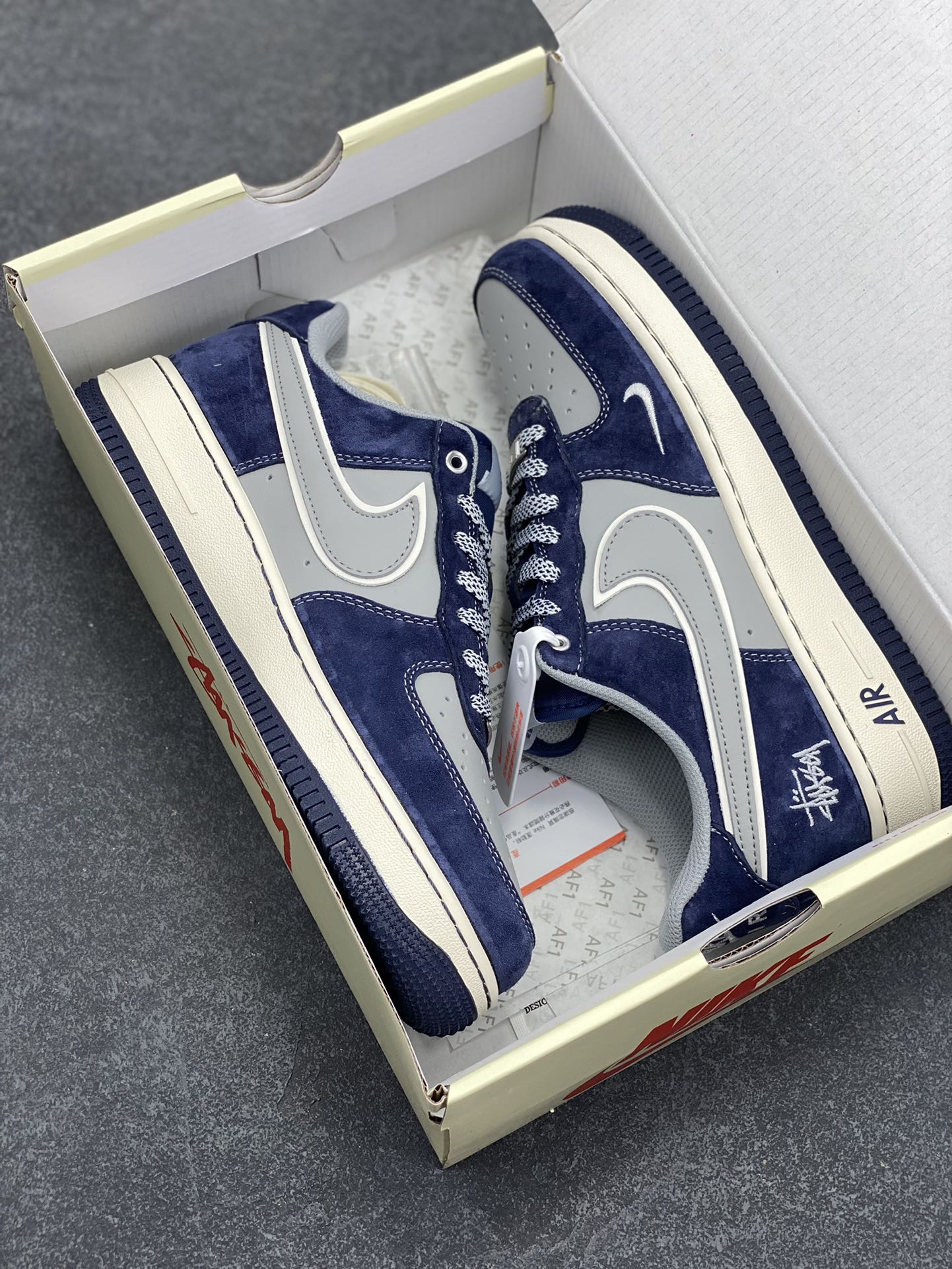 图片[9]-福利特价 NIke Air Force 1 \’07 Low “斯图西联名–灰蓝翻毛”空军一号 低帮 运动鞋 休闲鞋 折边针车 工艺难度大 原楦头原纸板 原装鞋盒 定制五金配件 内置全掌气垫 原厂鞋底 货号：SJ6698-007 尺码：36 36.5 37.5 38 38.5 39 40 40.5 41 42 42.5 43 44 44.5 45-选品中心