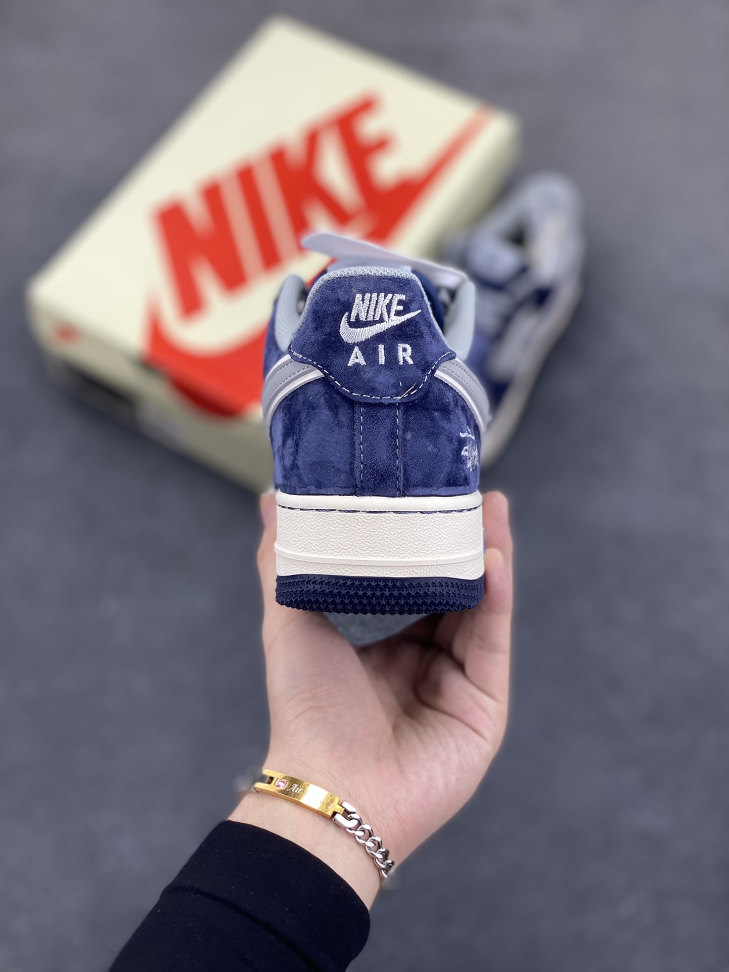 图片[4]-福利特价 NIke Air Force 1 \’07 Low “斯图西联名–灰蓝翻毛”空军一号 低帮 运动鞋 休闲鞋 折边针车 工艺难度大 原楦头原纸板 原装鞋盒 定制五金配件 内置全掌气垫 原厂鞋底 货号：SJ6698-007 尺码：36 36.5 37.5 38 38.5 39 40 40.5 41 42 42.5 43 44 44.5 45-选品中心