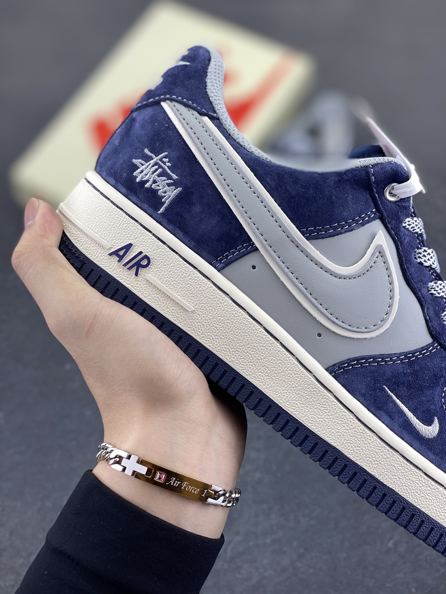 图片[6]-福利特价 NIke Air Force 1 \’07 Low “斯图西联名–灰蓝翻毛”空军一号 低帮 运动鞋 休闲鞋 折边针车 工艺难度大 原楦头原纸板 原装鞋盒 定制五金配件 内置全掌气垫 原厂鞋底 货号：SJ6698-007 尺码：36 36.5 37.5 38 38.5 39 40 40.5 41 42 42.5 43 44 44.5 45-选品中心