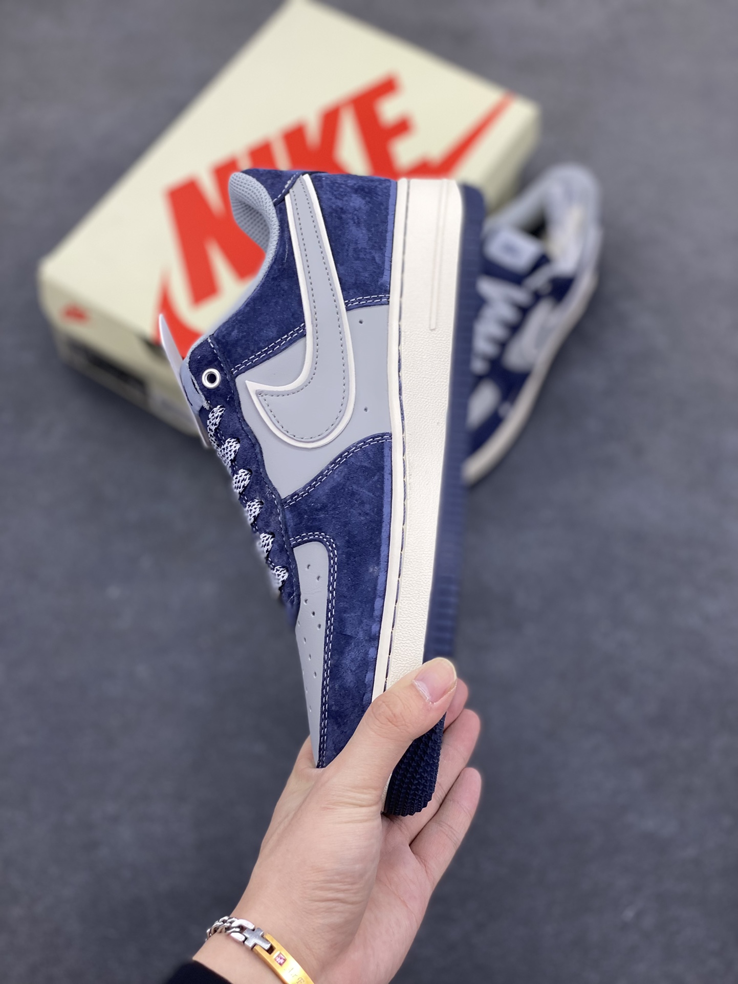 图片[3]-福利特价 NIke Air Force 1 \’07 Low “斯图西联名–灰蓝翻毛”空军一号 低帮 运动鞋 休闲鞋 折边针车 工艺难度大 原楦头原纸板 原装鞋盒 定制五金配件 内置全掌气垫 原厂鞋底 货号：SJ6698-007 尺码：36 36.5 37.5 38 38.5 39 40 40.5 41 42 42.5 43 44 44.5 45-选品中心