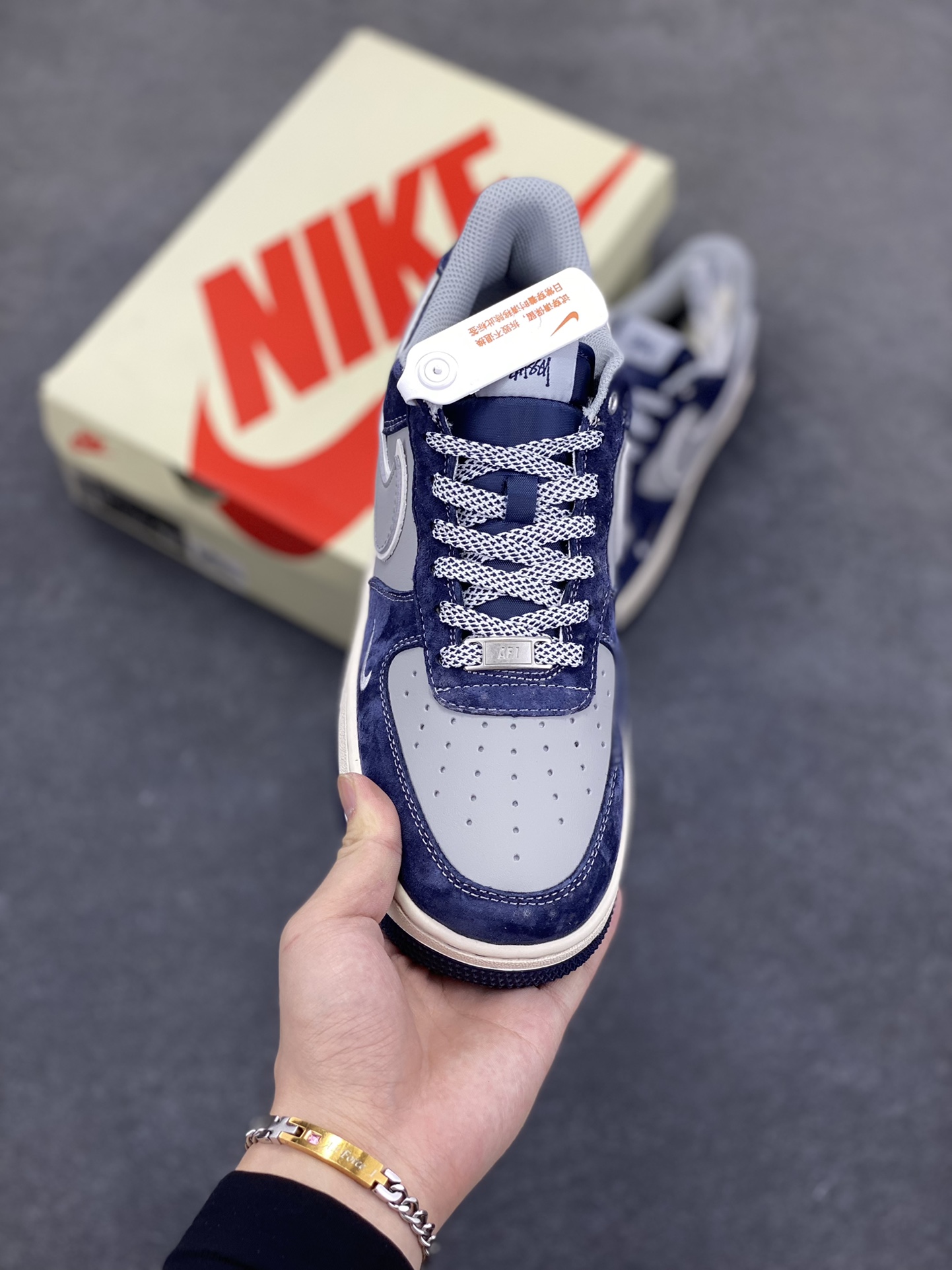 图片[2]-福利特价 NIke Air Force 1 \’07 Low “斯图西联名–灰蓝翻毛”空军一号 低帮 运动鞋 休闲鞋 折边针车 工艺难度大 原楦头原纸板 原装鞋盒 定制五金配件 内置全掌气垫 原厂鞋底 货号：SJ6698-007 尺码：36 36.5 37.5 38 38.5 39 40 40.5 41 42 42.5 43 44 44.5 45-选品中心