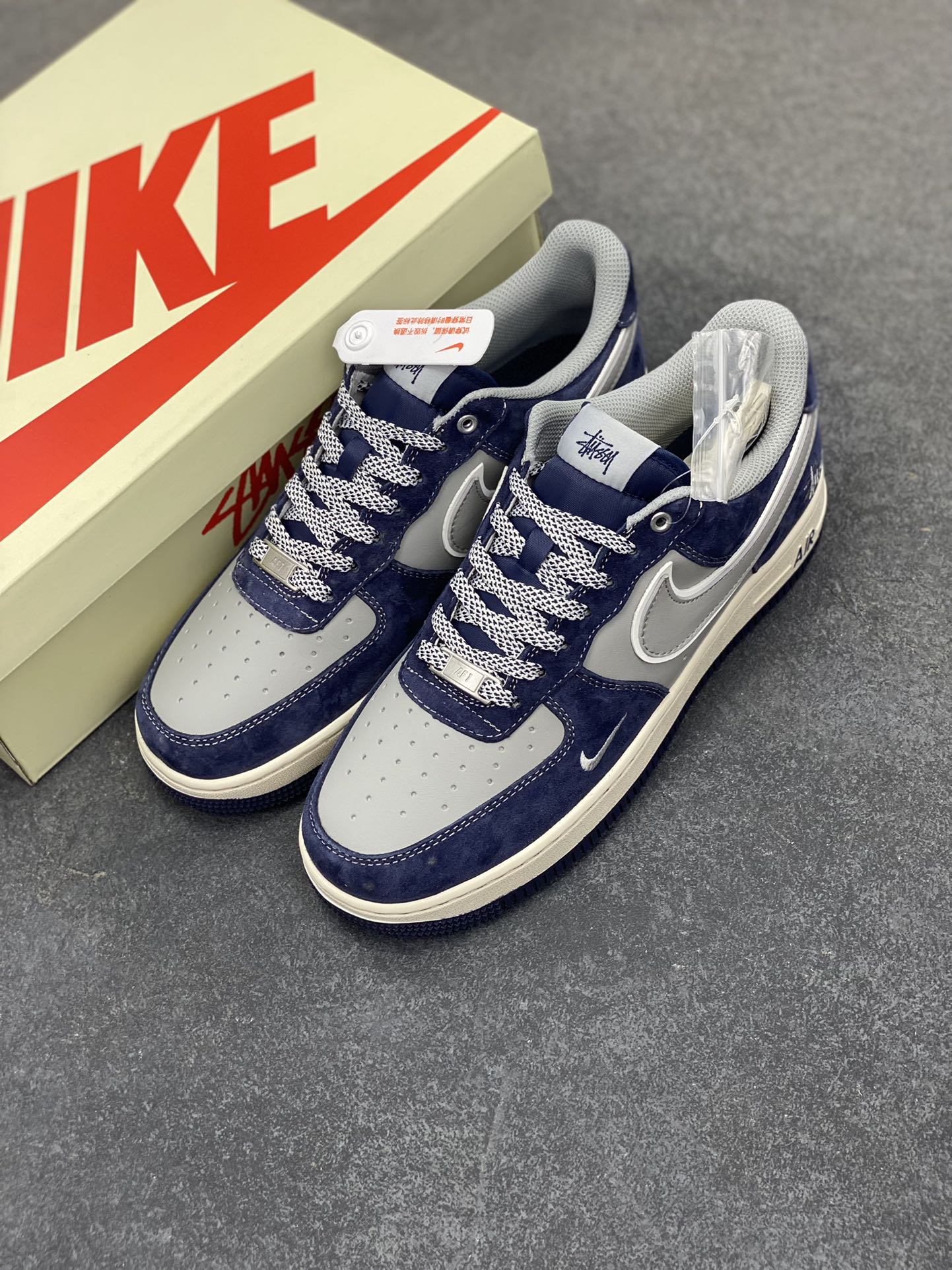 图片[8]-福利特价 NIke Air Force 1 \’07 Low “斯图西联名–灰蓝翻毛”空军一号 低帮 运动鞋 休闲鞋 折边针车 工艺难度大 原楦头原纸板 原装鞋盒 定制五金配件 内置全掌气垫 原厂鞋底 货号：SJ6698-007 尺码：36 36.5 37.5 38 38.5 39 40 40.5 41 42 42.5 43 44 44.5 45-选品中心