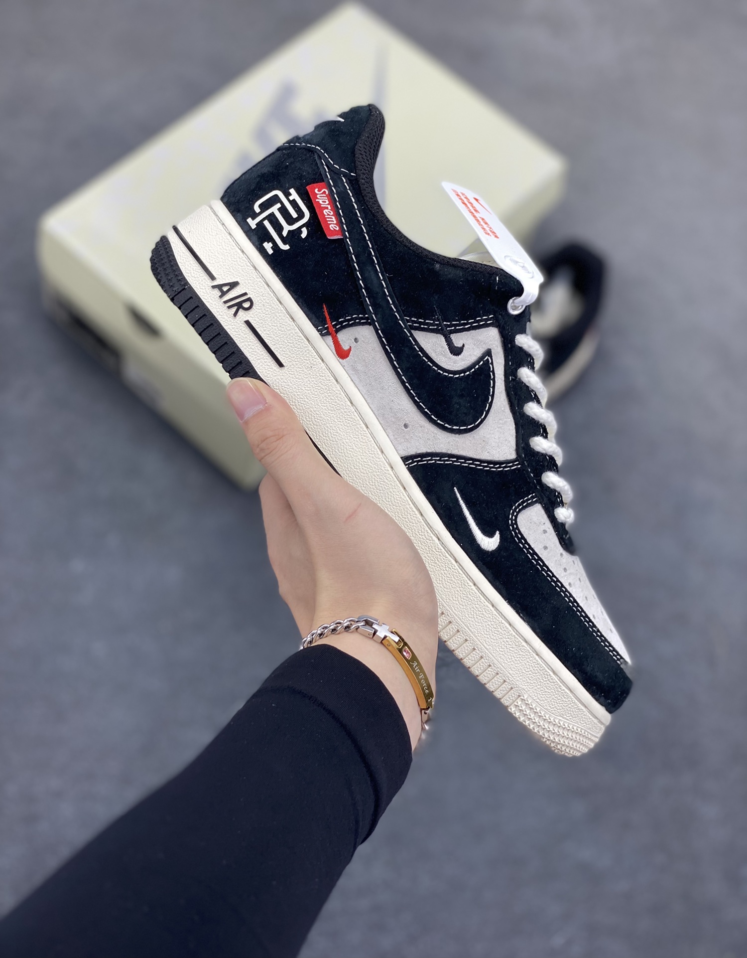 福利特价 NIke Air Force 1 \’07 Low “Supreme冠军联名–米黑小三勾”空军一号 低帮 运动鞋 休闲鞋 折边针车 工艺难度大 原楦头原纸板 原装鞋盒 定制五金配件 内置全掌气垫 原厂鞋底 货号：SJ6698-019 尺码：36 36.5 37.5 38 38.5 39 40 40.5 41 42 42.5 43 44 44.5 45-选品中心