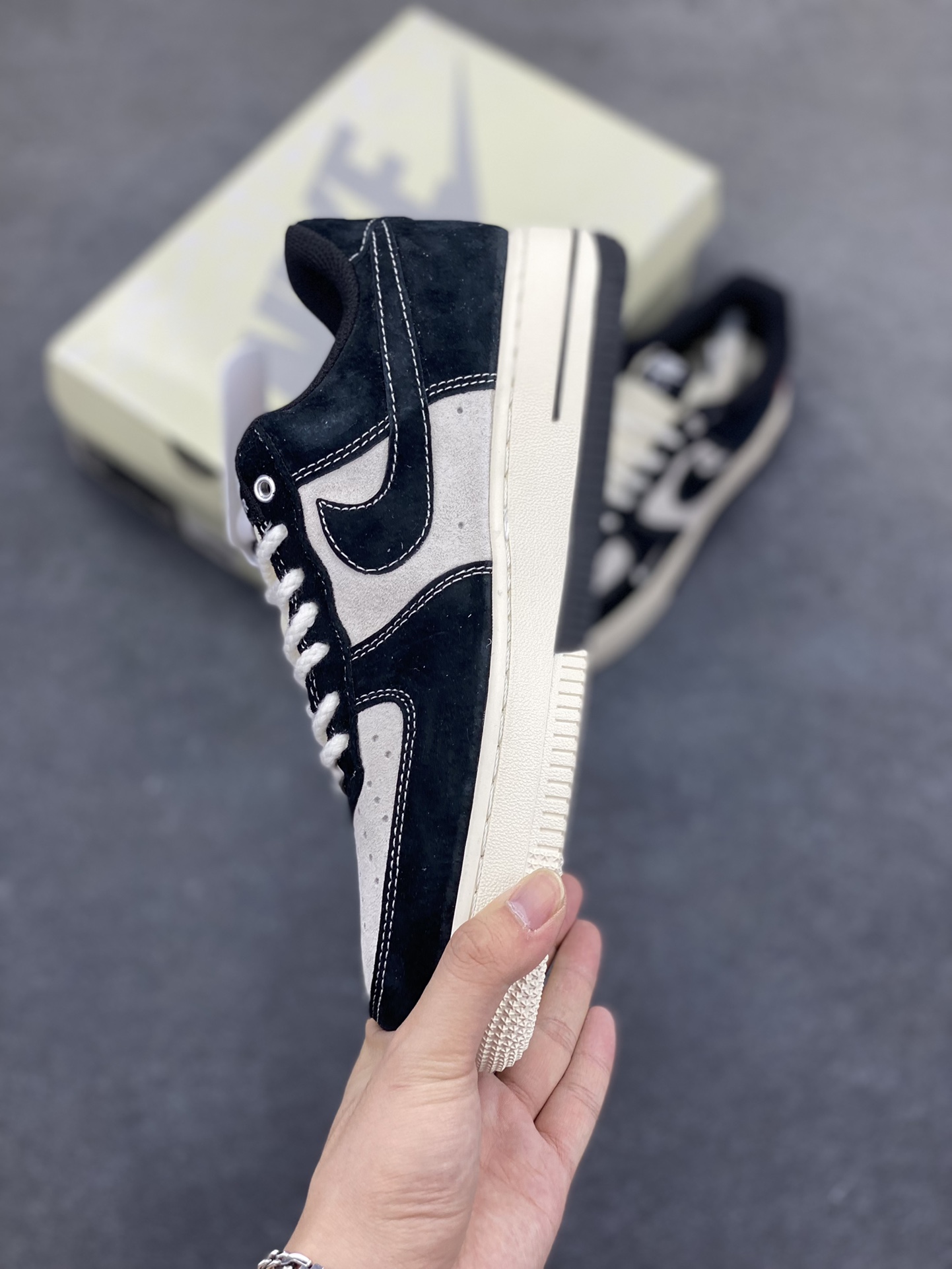 图片[3]-福利特价 NIke Air Force 1 \’07 Low “Supreme冠军联名–米黑小三勾”空军一号 低帮 运动鞋 休闲鞋 折边针车 工艺难度大 原楦头原纸板 原装鞋盒 定制五金配件 内置全掌气垫 原厂鞋底 货号：SJ6698-019 尺码：36 36.5 37.5 38 38.5 39 40 40.5 41 42 42.5 43 44 44.5 45-选品中心