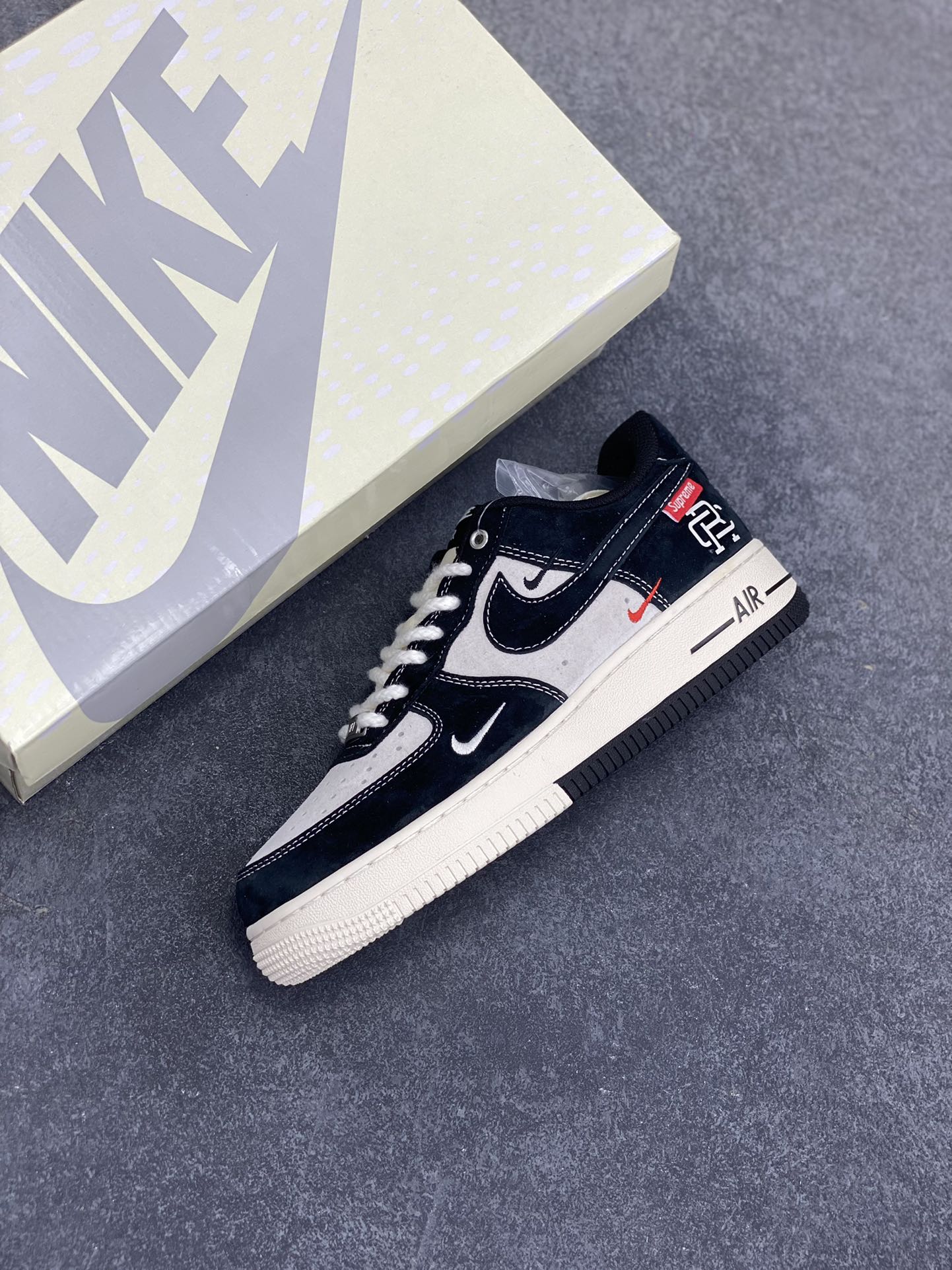 图片[7]-福利特价 NIke Air Force 1 \’07 Low “Supreme冠军联名–米黑小三勾”空军一号 低帮 运动鞋 休闲鞋 折边针车 工艺难度大 原楦头原纸板 原装鞋盒 定制五金配件 内置全掌气垫 原厂鞋底 货号：SJ6698-019 尺码：36 36.5 37.5 38 38.5 39 40 40.5 41 42 42.5 43 44 44.5 45-选品中心