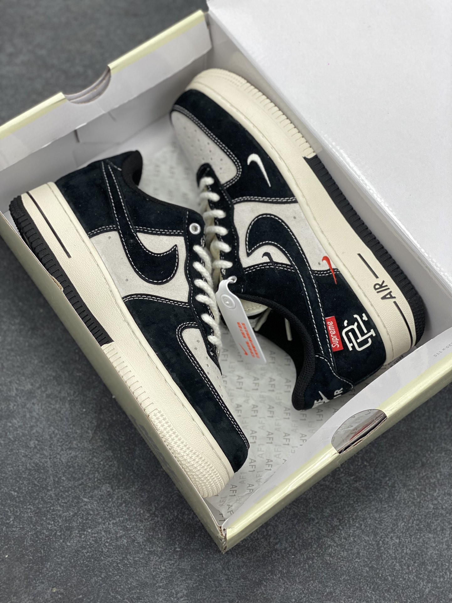 图片[9]-福利特价 NIke Air Force 1 \’07 Low “Supreme冠军联名–米黑小三勾”空军一号 低帮 运动鞋 休闲鞋 折边针车 工艺难度大 原楦头原纸板 原装鞋盒 定制五金配件 内置全掌气垫 原厂鞋底 货号：SJ6698-019 尺码：36 36.5 37.5 38 38.5 39 40 40.5 41 42 42.5 43 44 44.5 45-选品中心