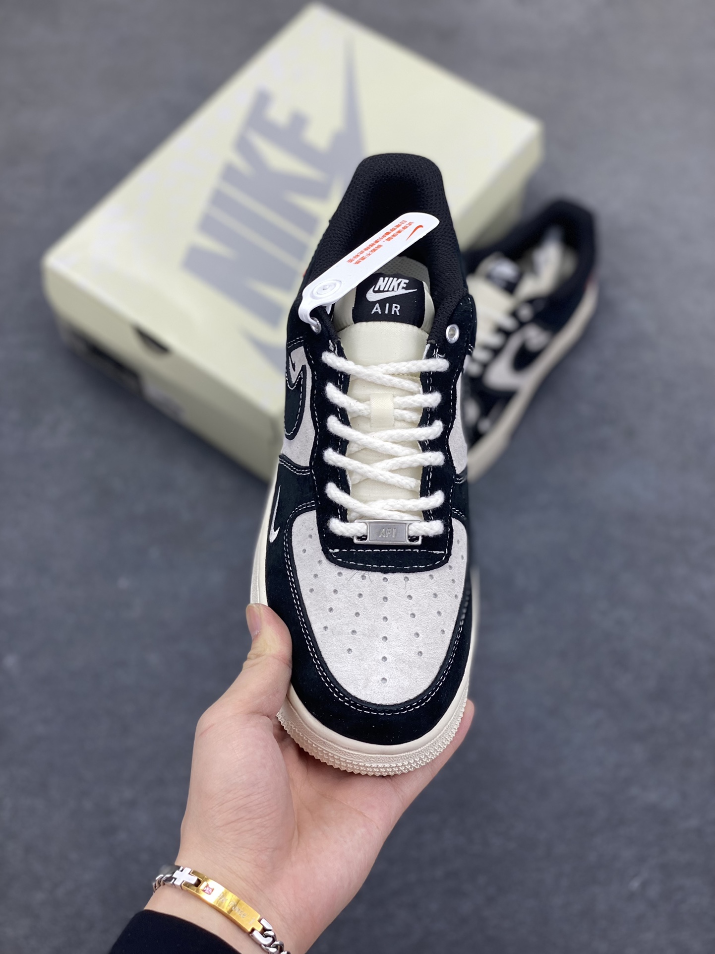 图片[2]-福利特价 NIke Air Force 1 \’07 Low “Supreme冠军联名–米黑小三勾”空军一号 低帮 运动鞋 休闲鞋 折边针车 工艺难度大 原楦头原纸板 原装鞋盒 定制五金配件 内置全掌气垫 原厂鞋底 货号：SJ6698-019 尺码：36 36.5 37.5 38 38.5 39 40 40.5 41 42 42.5 43 44 44.5 45-选品中心
