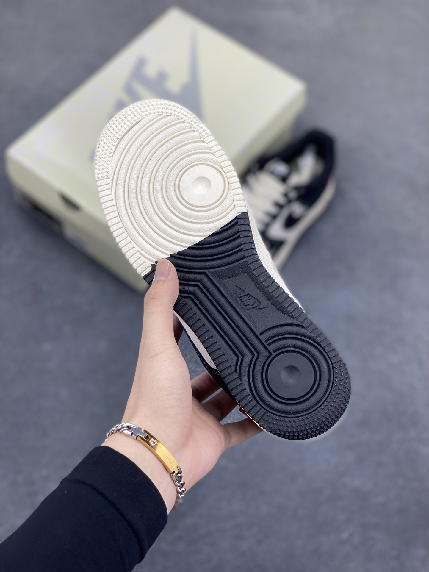 图片[5]-福利特价 NIke Air Force 1 \’07 Low “Supreme冠军联名–米黑小三勾”空军一号 低帮 运动鞋 休闲鞋 折边针车 工艺难度大 原楦头原纸板 原装鞋盒 定制五金配件 内置全掌气垫 原厂鞋底 货号：SJ6698-019 尺码：36 36.5 37.5 38 38.5 39 40 40.5 41 42 42.5 43 44 44.5 45-选品中心