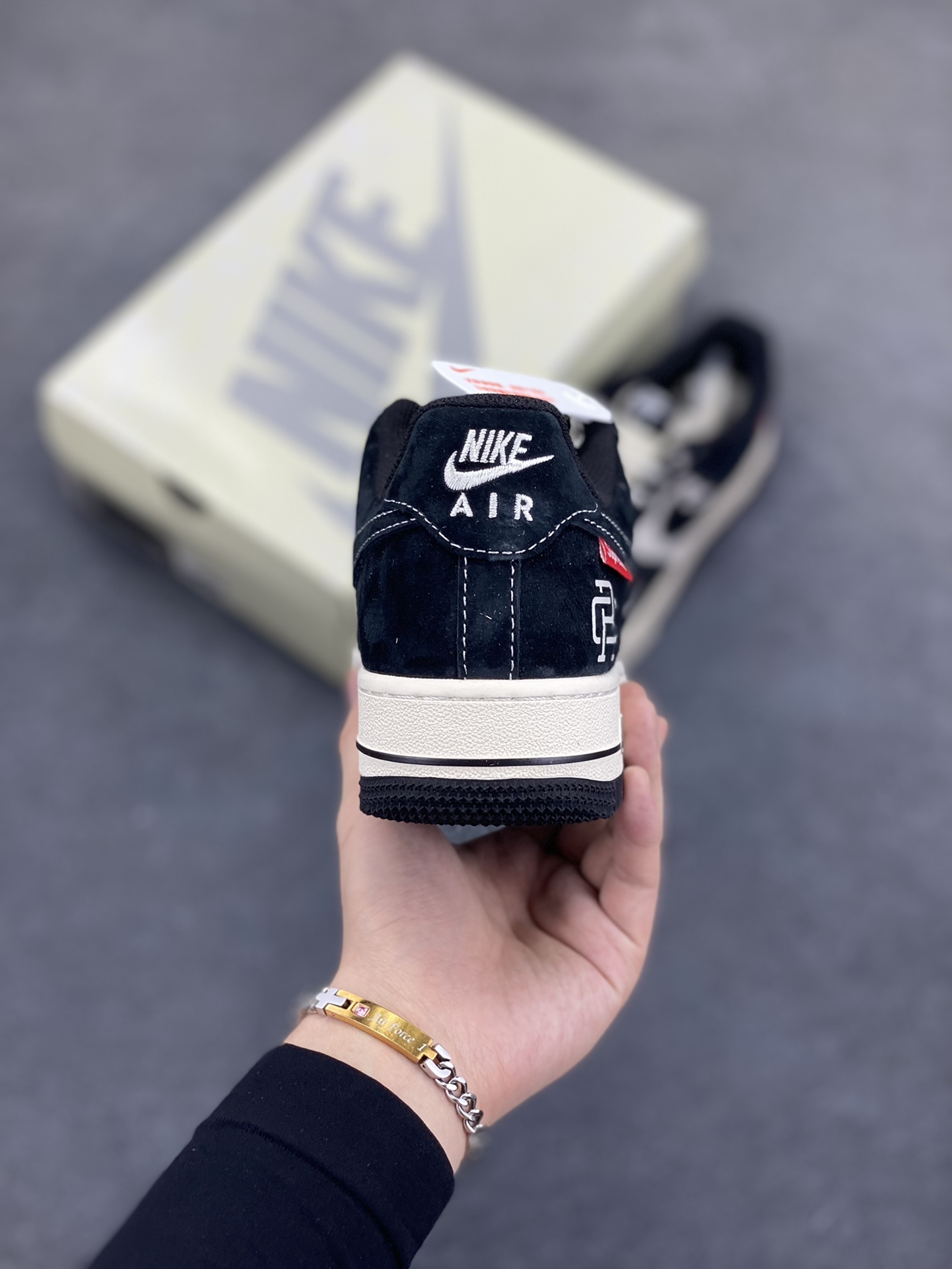 图片[4]-福利特价 NIke Air Force 1 \’07 Low “Supreme冠军联名–米黑小三勾”空军一号 低帮 运动鞋 休闲鞋 折边针车 工艺难度大 原楦头原纸板 原装鞋盒 定制五金配件 内置全掌气垫 原厂鞋底 货号：SJ6698-019 尺码：36 36.5 37.5 38 38.5 39 40 40.5 41 42 42.5 43 44 44.5 45-选品中心
