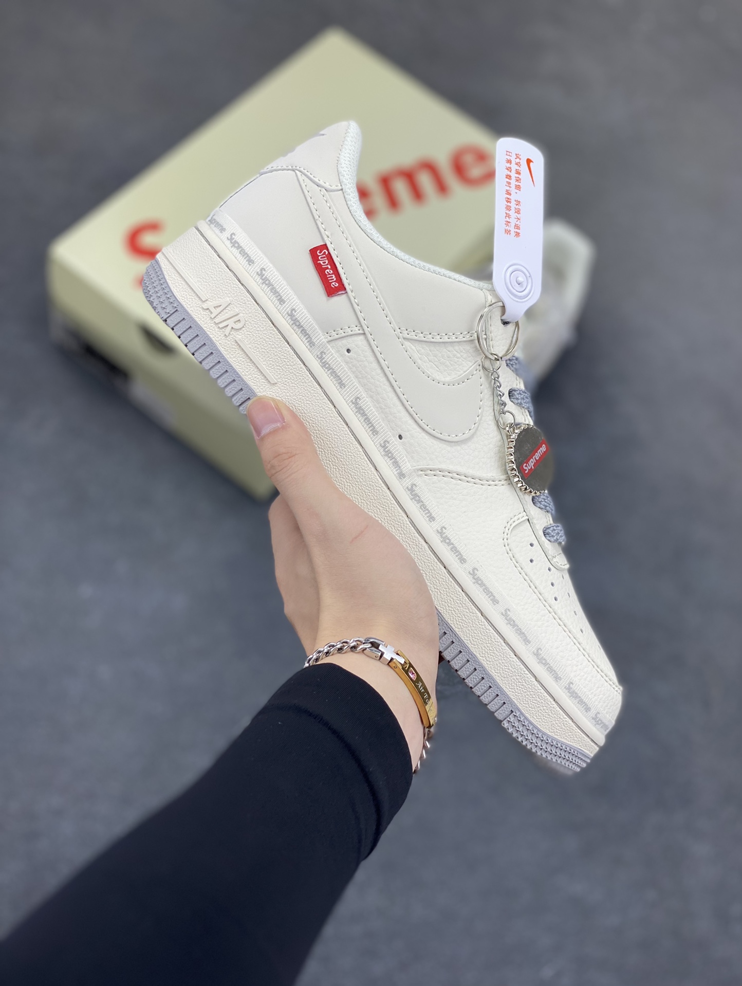 NIke Air Force 1 \'07 Low “Supreme联名——米灰弹幕”空军一号 低帮 运动鞋 休闲鞋 折边针车 工艺难度大 原楦头原纸板 原装鞋盒 定制五金配件 内置全掌气垫 原厂鞋底 货号：XX3168-205 尺码：36 36.5 37.5 38 38.5 39 40 40.5 41 42 42.5 43 44 44.5 45-选品中心