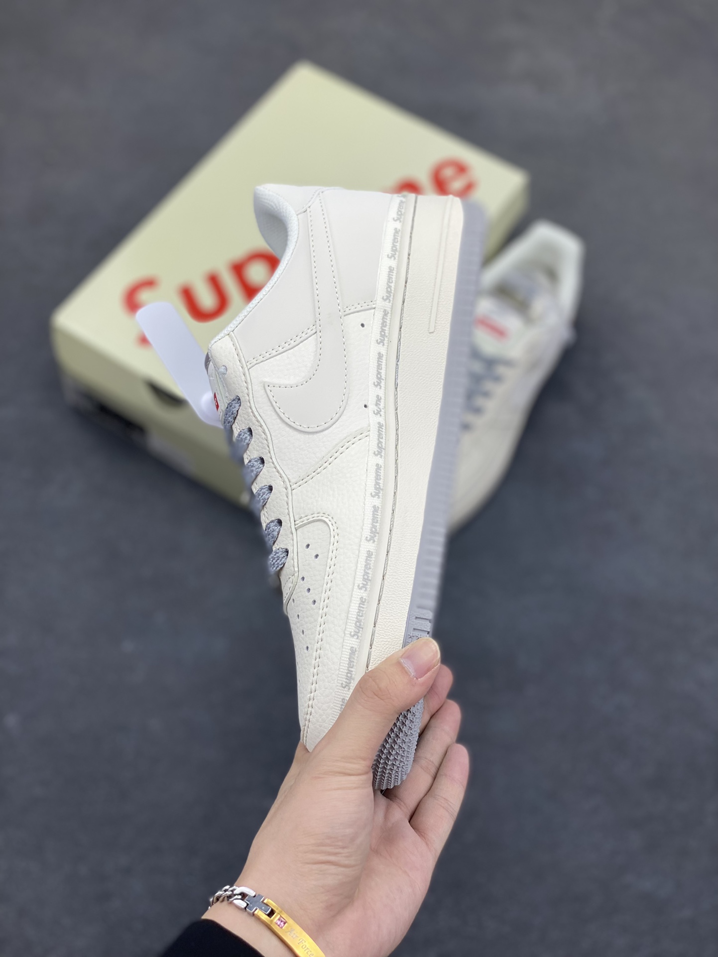 图片[3]-NIke Air Force 1 \’07 Low “Supreme联名——米灰弹幕”空军一号 低帮 运动鞋 休闲鞋 折边针车 工艺难度大 原楦头原纸板 原装鞋盒 定制五金配件 内置全掌气垫 原厂鞋底 货号：XX3168-205 尺码：36 36.5 37.5 38 38.5 39 40 40.5 41 42 42.5 43 44 44.5 45-选品中心
