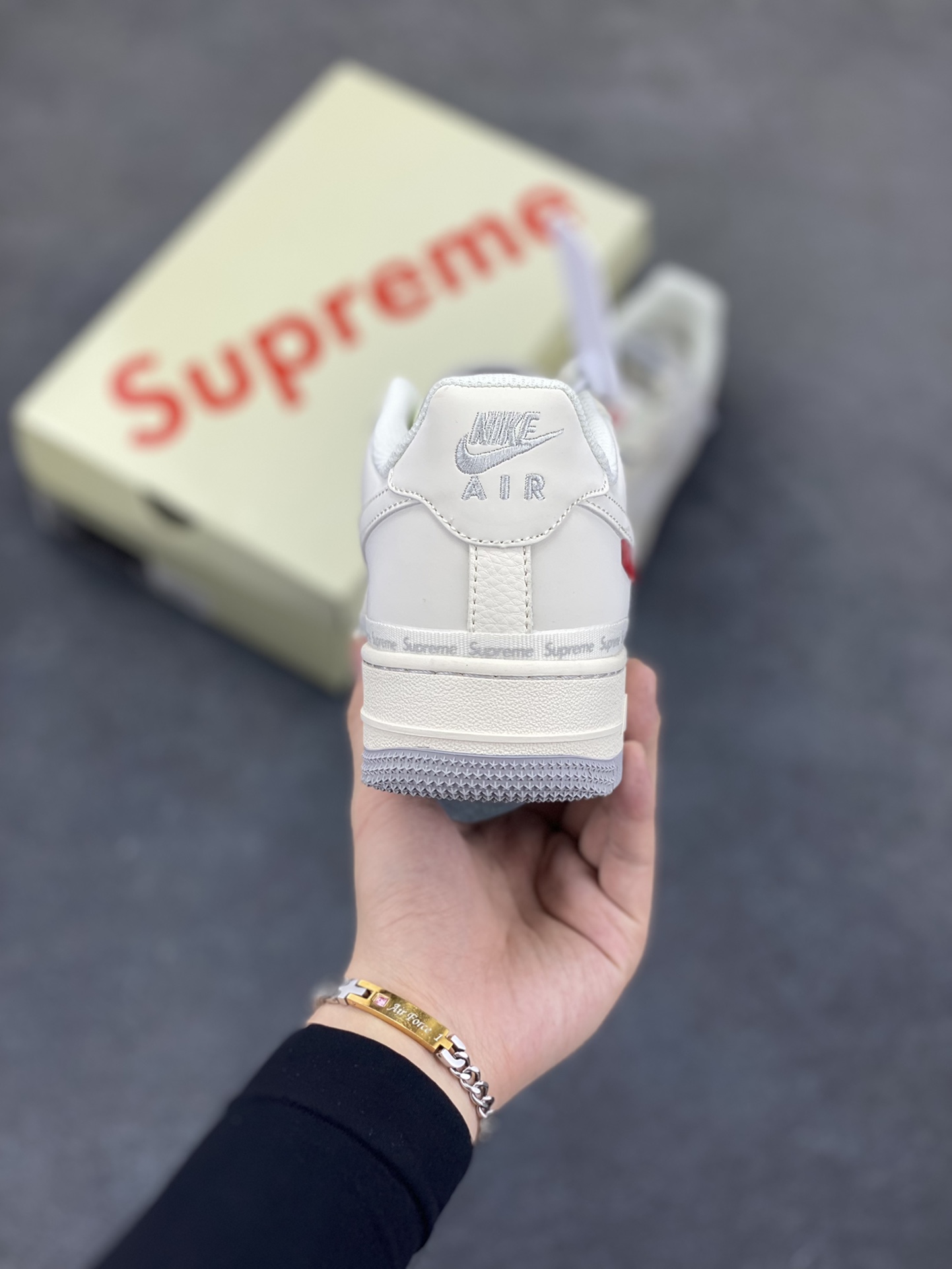图片[4]-NIke Air Force 1 \’07 Low “Supreme联名——米灰弹幕”空军一号 低帮 运动鞋 休闲鞋 折边针车 工艺难度大 原楦头原纸板 原装鞋盒 定制五金配件 内置全掌气垫 原厂鞋底 货号：XX3168-205 尺码：36 36.5 37.5 38 38.5 39 40 40.5 41 42 42.5 43 44 44.5 45-选品中心