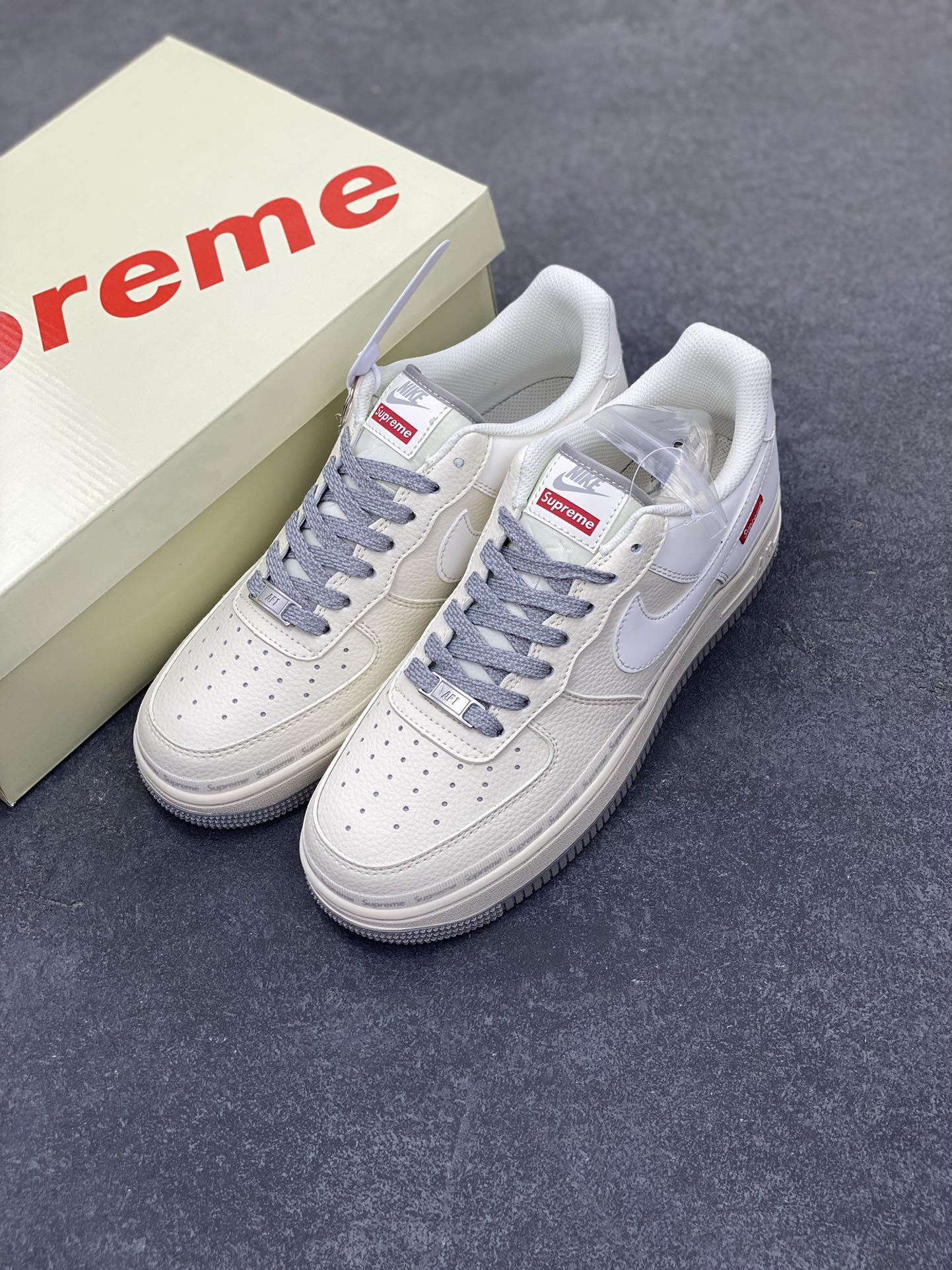 图片[8]-NIke Air Force 1 \’07 Low “Supreme联名——米灰弹幕”空军一号 低帮 运动鞋 休闲鞋 折边针车 工艺难度大 原楦头原纸板 原装鞋盒 定制五金配件 内置全掌气垫 原厂鞋底 货号：XX3168-205 尺码：36 36.5 37.5 38 38.5 39 40 40.5 41 42 42.5 43 44 44.5 45-选品中心