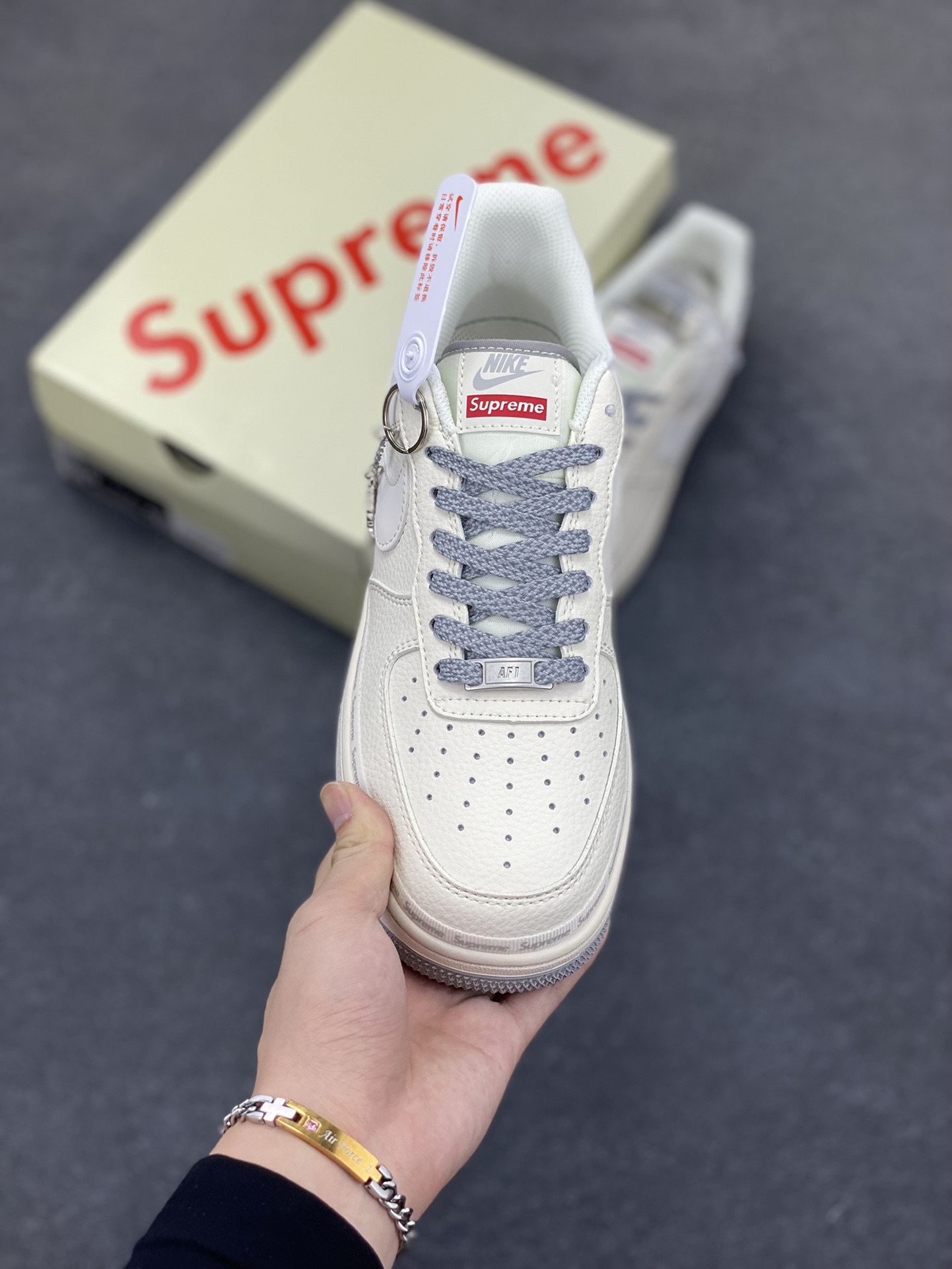 图片[2]-NIke Air Force 1 \’07 Low “Supreme联名——米灰弹幕”空军一号 低帮 运动鞋 休闲鞋 折边针车 工艺难度大 原楦头原纸板 原装鞋盒 定制五金配件 内置全掌气垫 原厂鞋底 货号：XX3168-205 尺码：36 36.5 37.5 38 38.5 39 40 40.5 41 42 42.5 43 44 44.5 45-选品中心