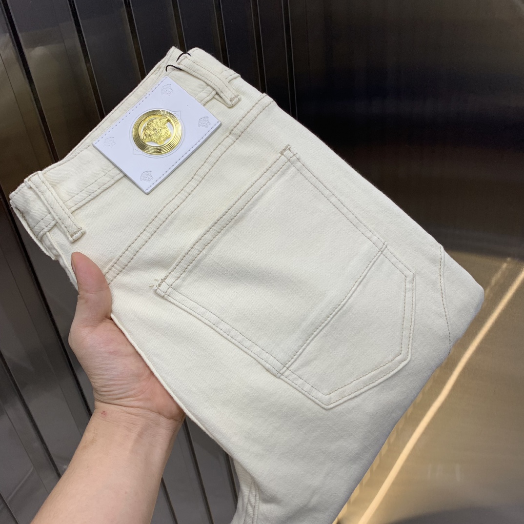 NO:461878,VERSACE 2025 new men's jeans, the fabric is comfortable and elastic. Exclusively available, fashionable and elegant, heavy craftsmanship design. It uses primary color yeast washing technology. Select imported heavy tannin denim fabrics with customized hardware decoration. Genuine leather brand. Exquisite car line. All fine workmanship makes the tone of the whole pants a higher level. Worth owning. Number of codes 28-38, shipped the next day, versace, versace, jeans, alexander wang19860909VERSACE范思哲 2025新品男士牛仔裤 面料舒适弹性好.独家发售 时尚优雅 重工艺设计.采用原色酵母水洗工艺 精选进口重磅丹宁牛仔面料 配定制五金装饰 真皮皮牌 精致车线 所有精细做工让整条裤子的调性更上一层楼 值得拥有.码数28-38,隔天出货,,versace,versace,jeans,alexander wang,Men's clothing
