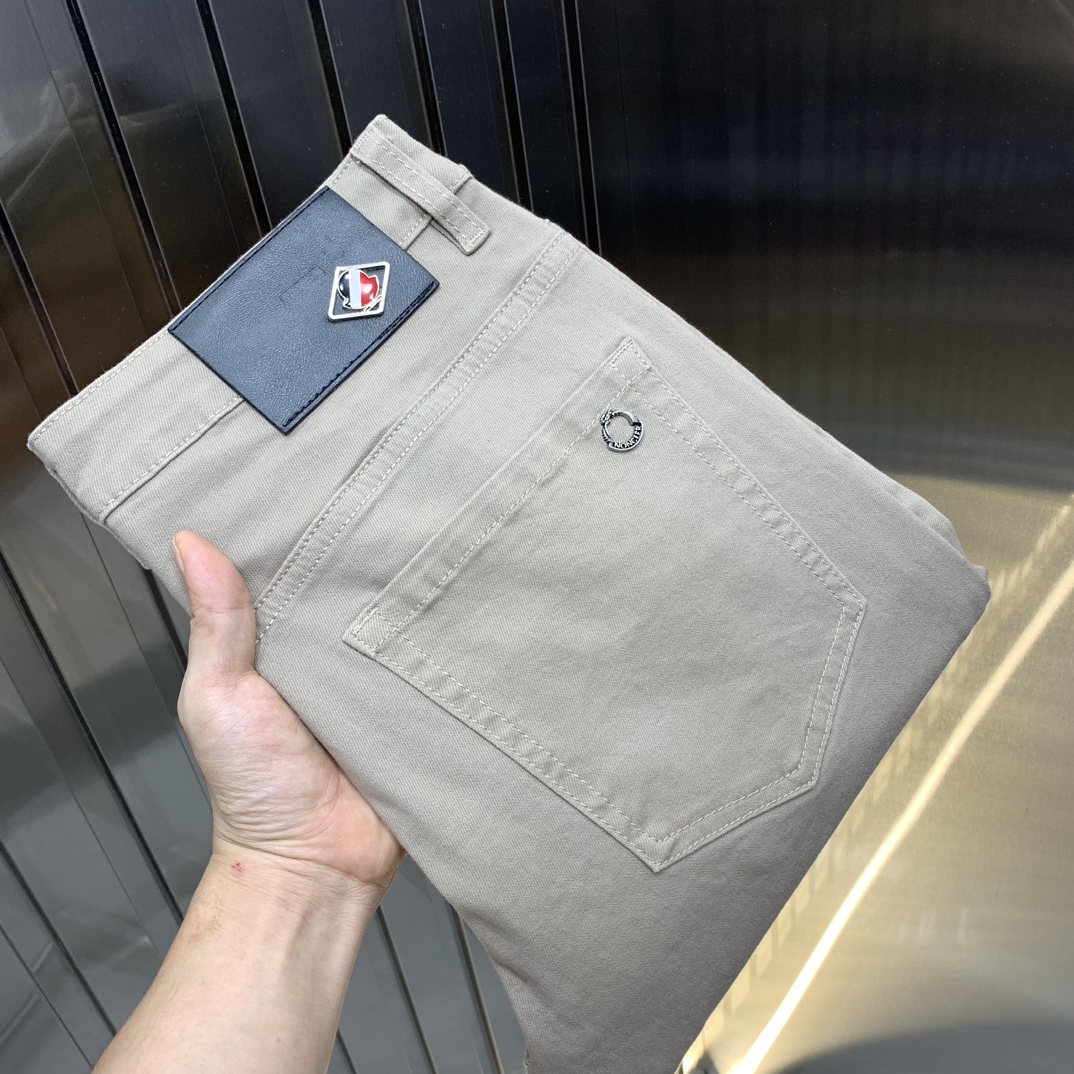 NO:461886,MONCLER 2025 new men's jeans, the fabric is comfortable and elastic. Exclusively available, fashionable and elegant, heavy craftsmanship design. It uses primary color yeast washing technology, select imported heavy tannin denim fabrics, customized hardware decoration, genuine leather brand, exquisite car line, all fine workmanship makes the tone of the whole pants a higher level, worth owning. Number of 28-38, shipped the next day,, Moncler, jeans, alexander wang19860909MONCLER蒙口 2025新品男士牛仔裤 面料舒适弹性好.独家发售 时尚优雅 重工艺设计.采用原色酵母水洗工艺 精选进口重磅丹宁牛仔面料 配定制五金装饰 真皮皮牌 精致车线 所有精细做工让整条裤子的调性更上一层楼 值得拥有.码数28-38,隔天出货,,Moncler,jeans,alexander wang,Men's clothing