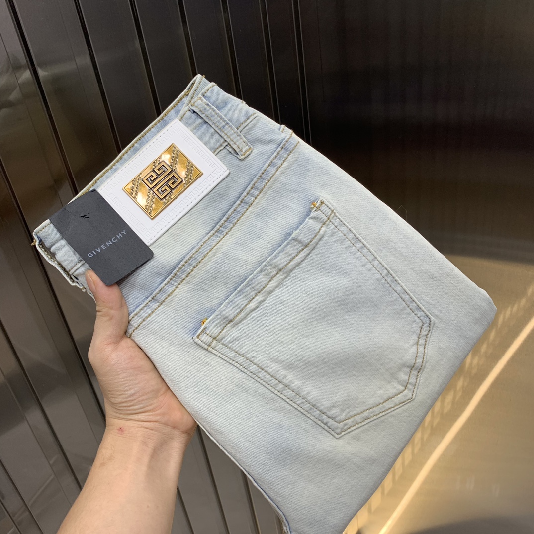 NO:461910,GIVENCHY 2025 new men's jeans, the fabric is comfortable and elastic. Exclusively available, fashionable and elegant, heavy craftsmanship design. It uses primary color yeast washing technology. Select imported heavy tannin denim fabrics with customized hardware decoration. Genuine leather brand. Exquisite car line. All fine workmanship makes the tone of the whole pants a higher level. Worth owning. Number of codes 28-38, shipped the next day, given, given, given, given, jeans, alexander wang19860909GIVENCHY纪梵希 2025新品男士牛仔裤 面料舒适弹性好.独家发售 时尚优雅 重工艺设计.采用原色酵母水洗工艺 精选进口重磅丹宁牛仔面料 配定制五金装饰 真皮皮牌 精致车线 所有精细做工让整条裤子的调性更上一层楼 值得拥有.码数28-38,隔天出货,,givenchy,givenchy,jeans,alexander wang,Men's clothing