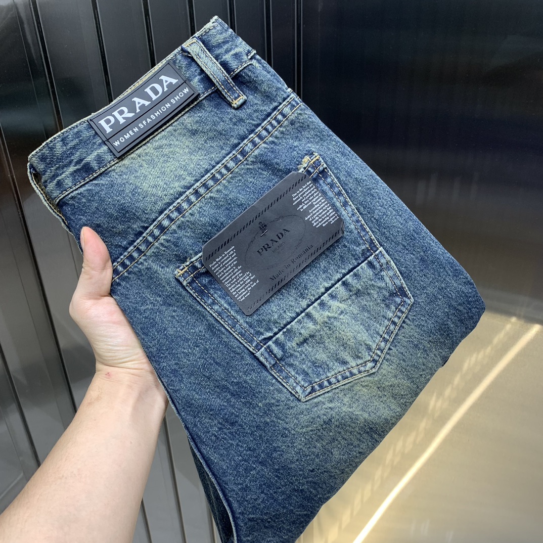 NO:461919,PRADA 2025 new men's jeans, the fabric is comfortable and elastic. Exclusively available, fashionable and elegant, heavy craftsmanship design. It uses primary color yeast washing technology. Selected imported heavy tannin denim fabrics with customized hardware decoration. Genuine leather brand. Exquisite car line. All fine workmanship makes the tone of the whole pants a higher level. Worth owning. Number of codes 28-38, shipped the next day,,prada,prada,jeans,alexander wang19860909PRADA普拉达 2025新品男士牛仔裤 面料舒适弹性好.独家发售 时尚优雅 重工艺设计.采用原色酵母水洗工艺 精选进口重磅丹宁牛仔面料 配定制五金装饰 真皮皮牌 精致车线 所有精细做工让整条裤子的调性更上一层楼 值得拥有.码数28-38,隔天出货,,prada,prada,jeans,alexander wang,Men's clothing
