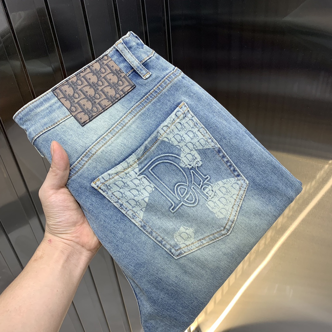 NO:461927,DIOR 2025 new men's jeans, the fabric is comfortable and elastic. Exclusively available, fashionable and elegant, heavy craftsmanship design. It uses primary color yeast washing technology. Selected imported heavy tannin denim fabrics with customized hardware decoration. Genuine leather brand. Exquisite car line. All fine workmanship makes the tone of the whole pants a higher level. Worth owning. Number of codes 28-38, shipped the next day,,dior,dior,jeans,alexander wang19860909DIOR迪奥 2025新品男士牛仔裤 面料舒适弹性好.独家发售 时尚优雅 重工艺设计.采用原色酵母水洗工艺 精选进口重磅丹宁牛仔面料 配定制五金装饰 真皮皮牌 精致车线 所有精细做工让整条裤子的调性更上一层楼 值得拥有.码数28-38,隔天出货,,dior,dior,jeans,alexander wang,Men's clothing