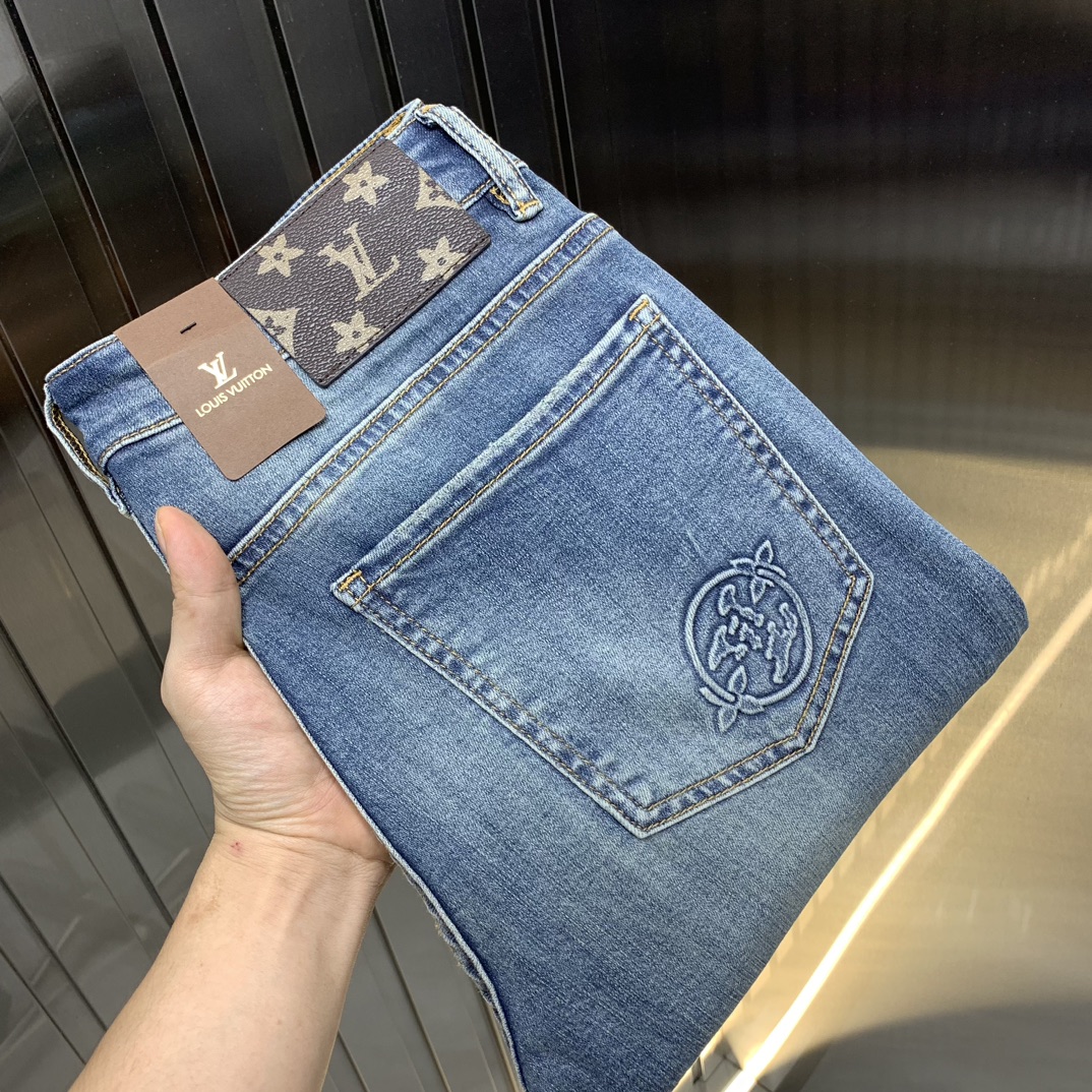 NO:461934,LV Louis Vuitton 2025 new men's jeans, the fabric is comfortable and elastic. Exclusively available, fashionable and elegant, heavy craftsmanship design. It uses primary color yeast washing technology. Selected imported heavy tannin denim fabrics with customized hardware decoration, genuine leather brand, exquisite car line. All fine workmanship makes the tone of the whole pants a higher level. Worth owning. Number of 28-38, shipped the next day,,louis vuitton,louis vuitton,jeans,alexander wang19860909LV路易威登 2025新品男士牛仔裤 面料舒适弹性好.独家发售 时尚优雅 重工艺设计.采用原色酵母水洗工艺 精选进口重磅丹宁牛仔面料 配定制五金装饰 真皮皮牌 精致车线 所有精细做工让整条裤子的调性更上一层楼 值得拥有.码数28-38,隔天出货,,louis vuitton,louis vuitton,jeans,alexander wang,Men's clothing