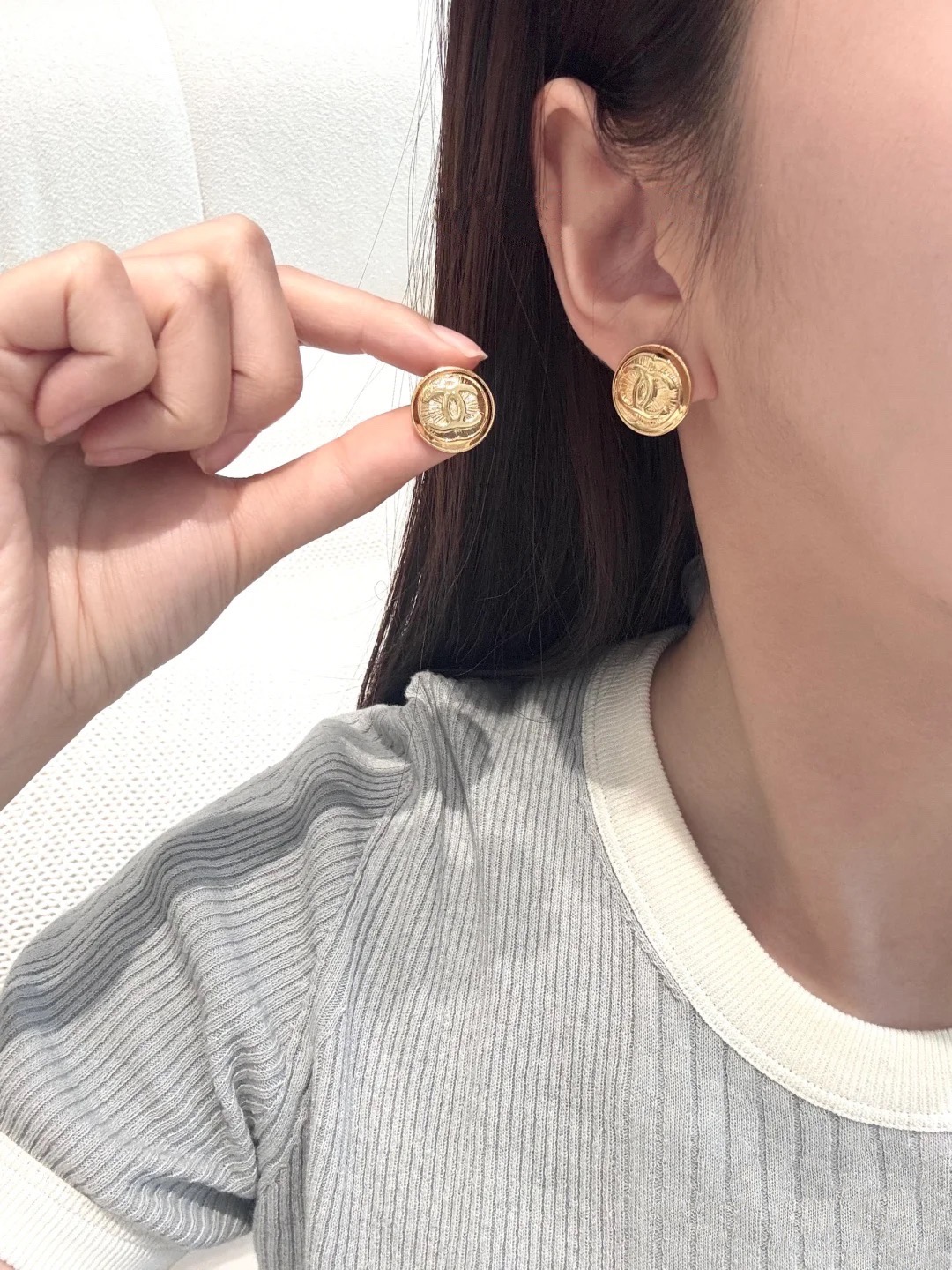 【今日新款】编码E3104   
🛍香奈儿耳钉热销款🔥爆上新🆕🆕🆕
😎CHAN  25  金属圆形拉丝耳
