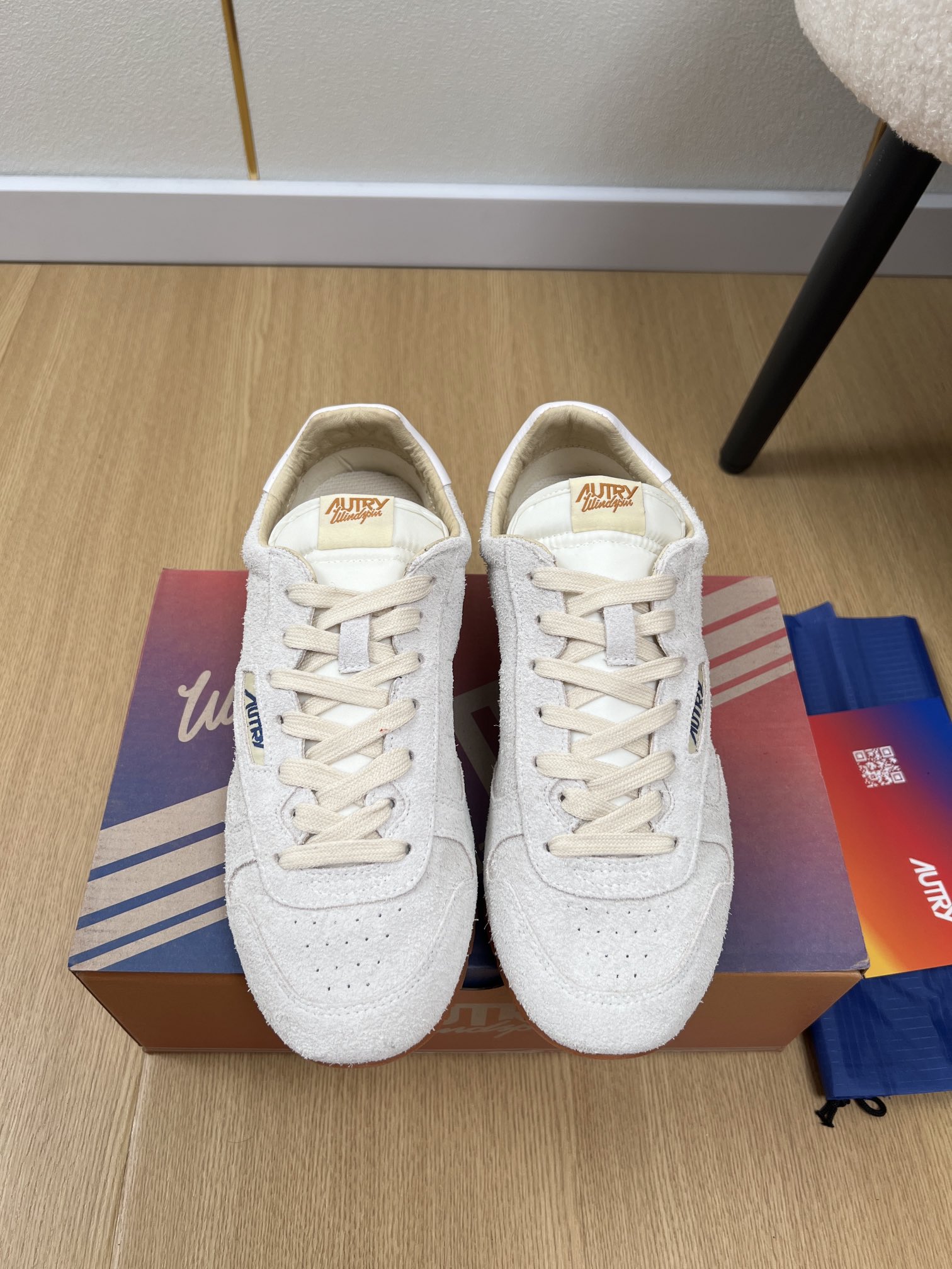 AUTRY OTERRY 2025: American Retro Style Leather Shoes with Classic Flag Symbol