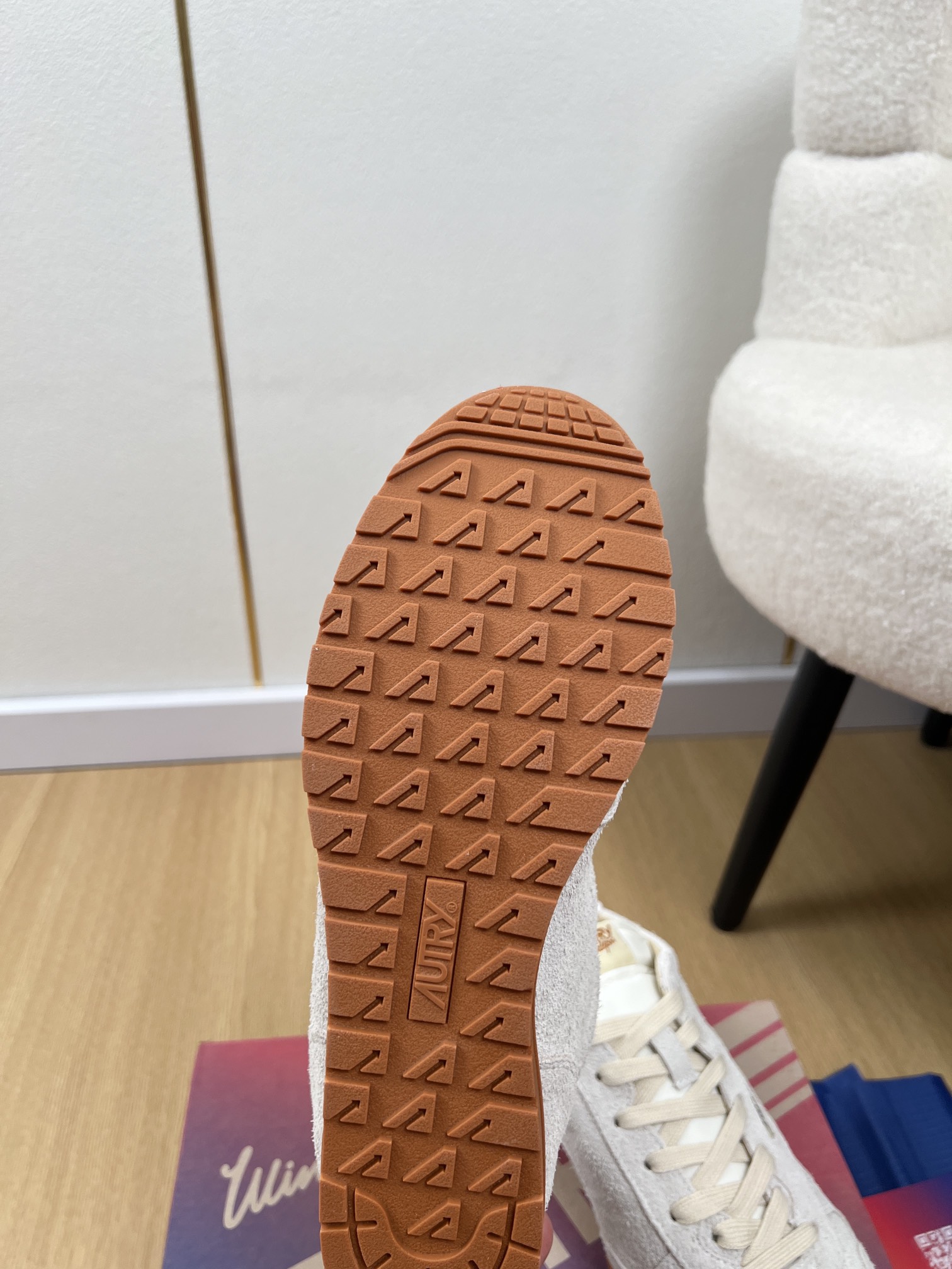 AUTRY OTERRY 2025: American Retro Style Leather Shoes with Classic Flag Symbol - 图片 9