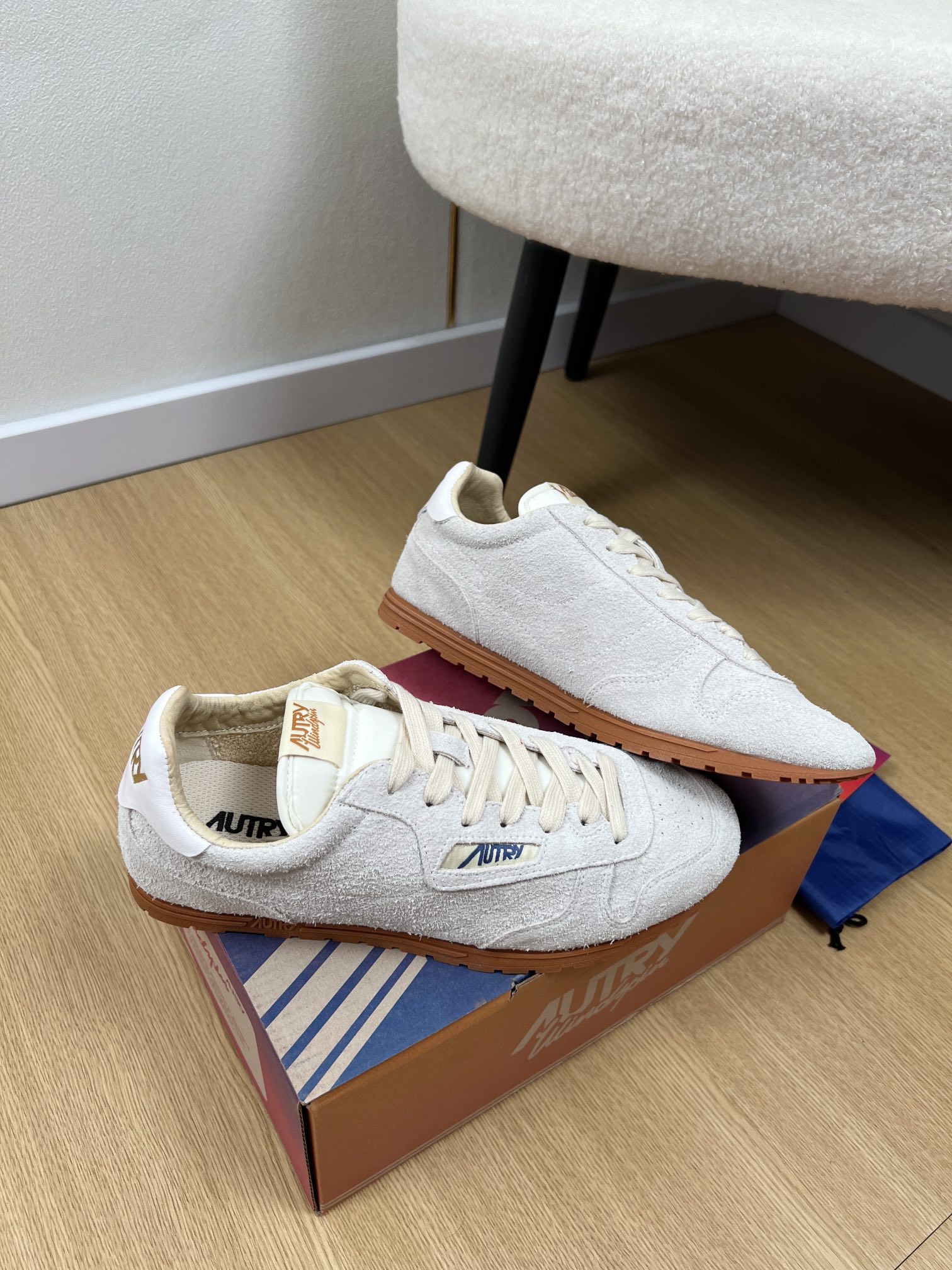 AUTRY OTERRY 2025: American Retro Style Leather Shoes with Classic Flag Symbol - 图片 3