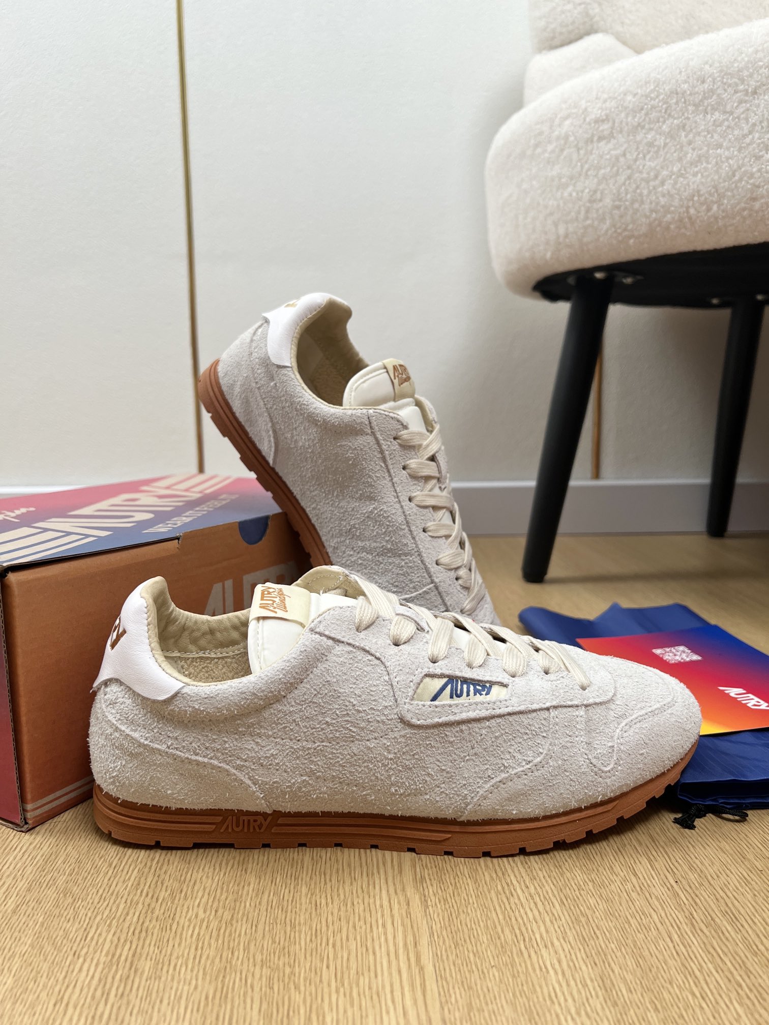 AUTRY OTERRY 2025: American Retro Style Leather Shoes with Classic Flag Symbol - 图片 4