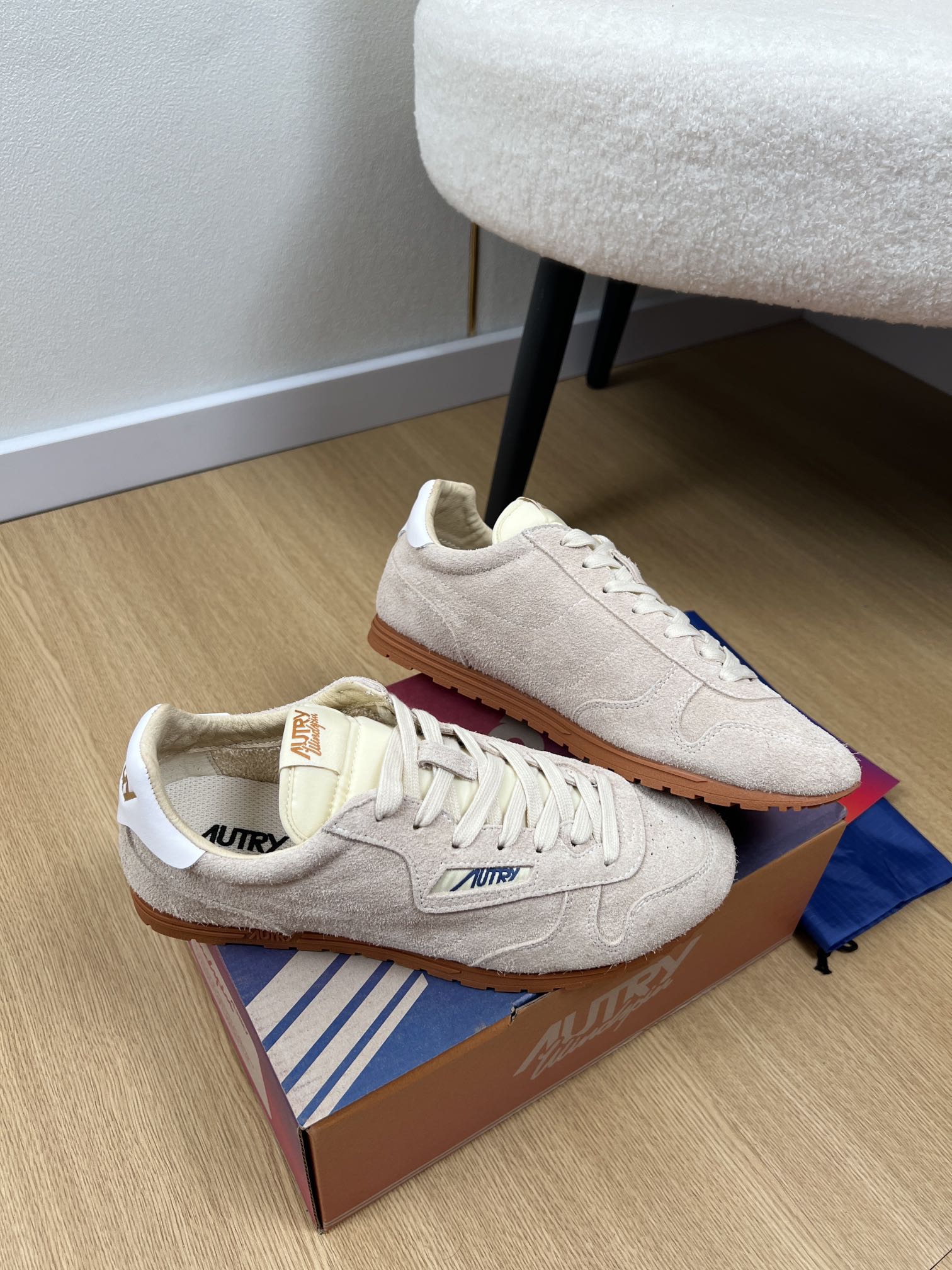 AUTRY OTERRY 2025: American Retro Style Leather Shoes for Fashion Celebrities - 图片 3
