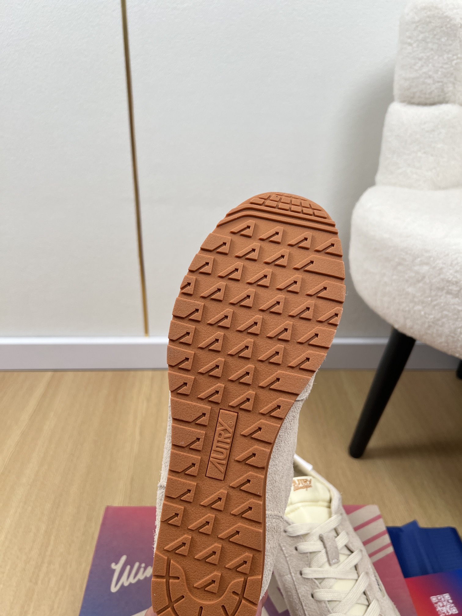 AUTRY OTERRY 2025: American Retro Style Leather Shoes for Fashion Celebrities - 图片 9