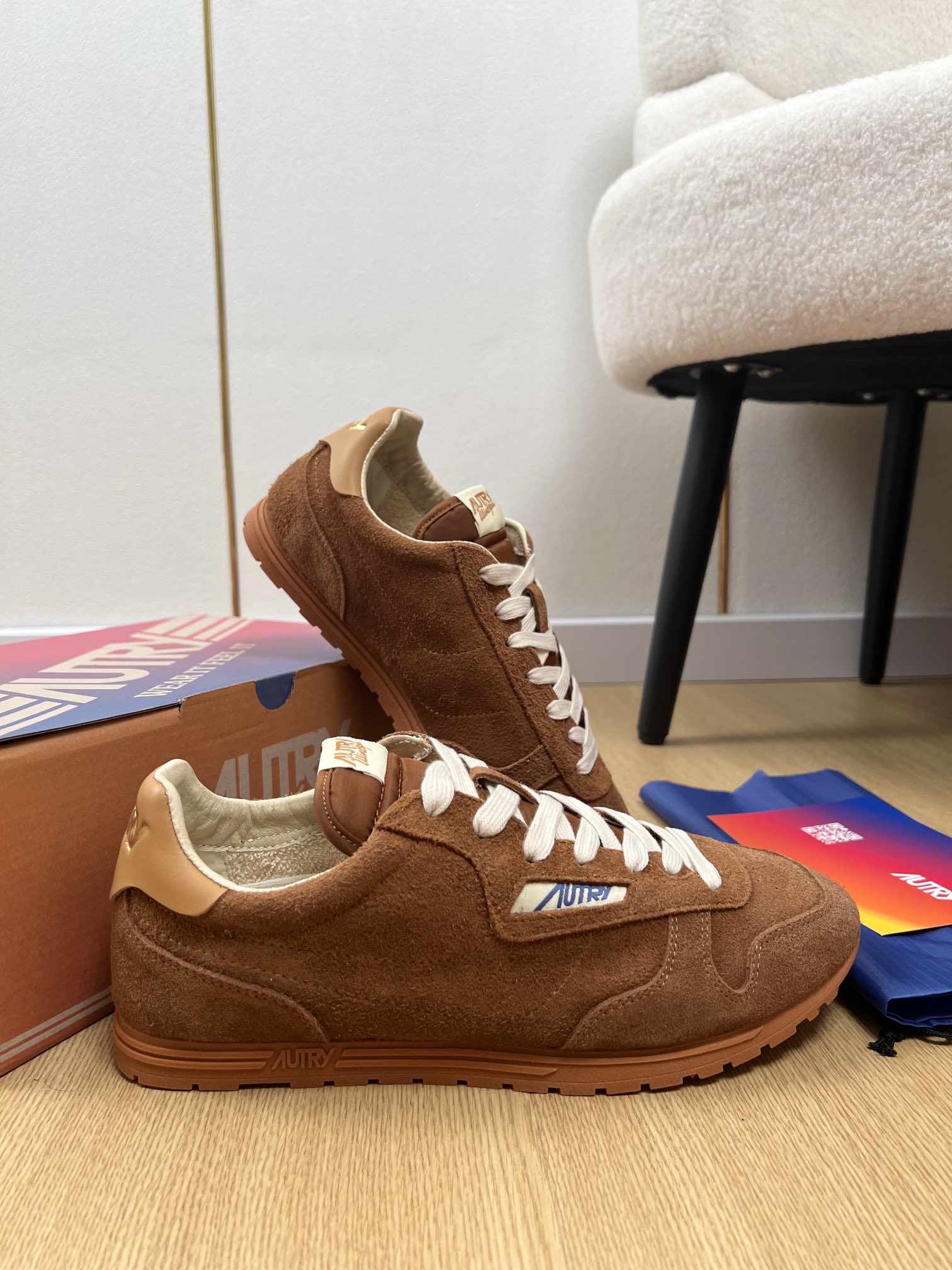 AUTRY OTERRY 2025: American Retro Style Leather Shoes for Fashion Celebrities - 图片 4