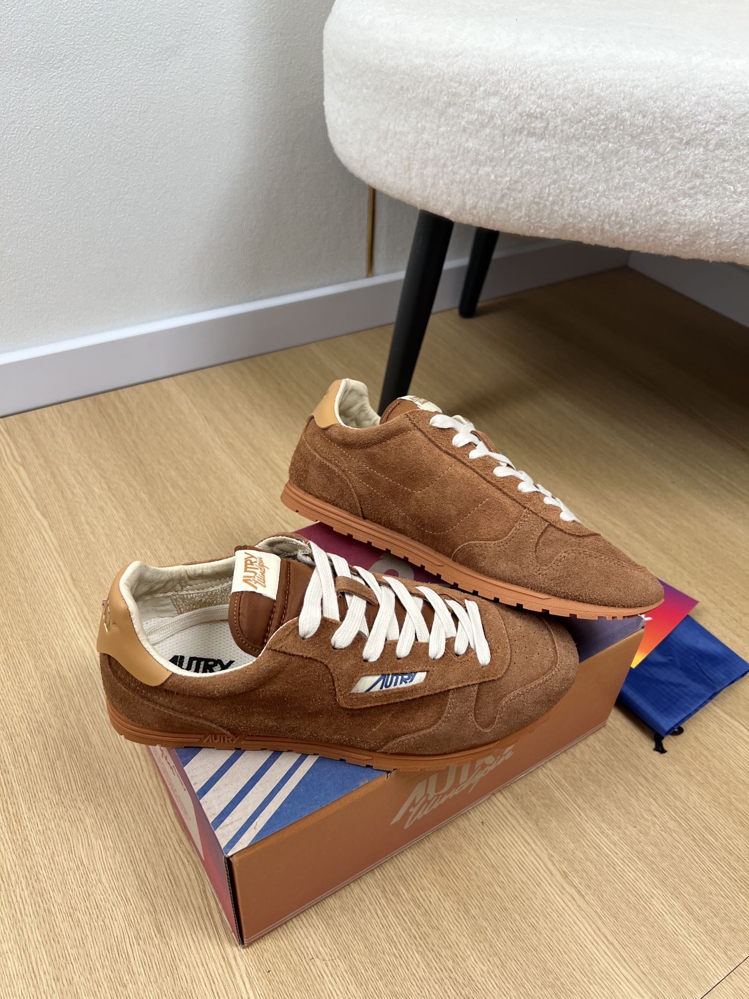 AUTRY OTERRY 2025: American Retro Style Leather Shoes for Fashion Celebrities - 图片 3