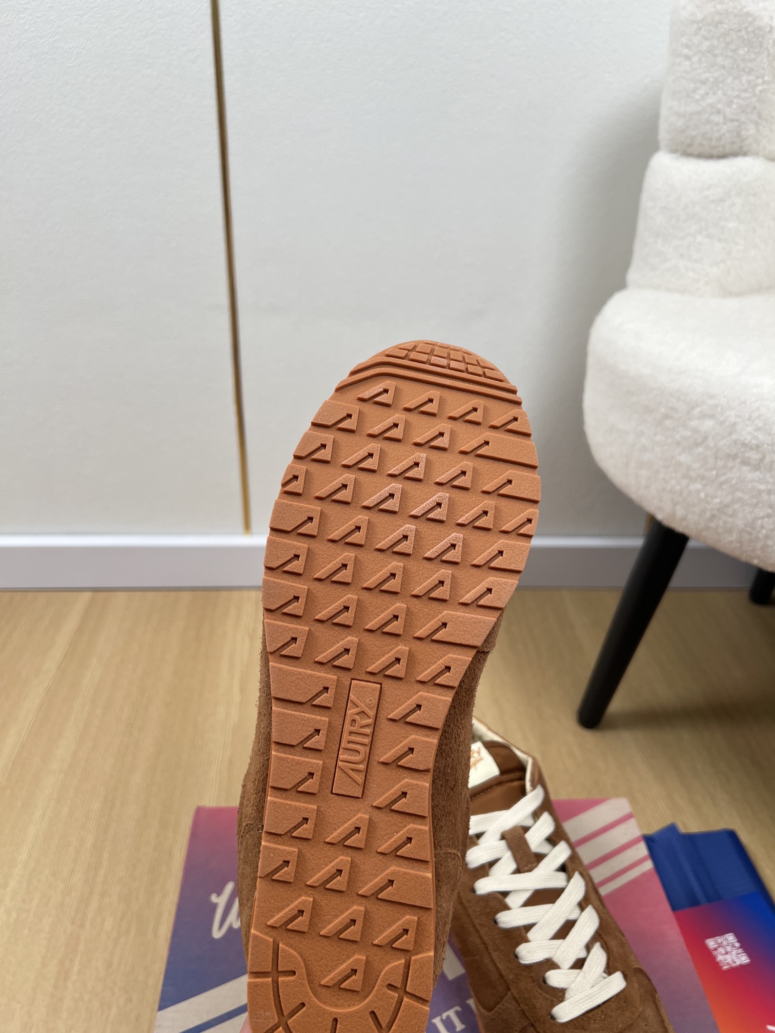 AUTRY OTERRY 2025: American Retro Style Leather Shoes for Fashion Celebrities - 图片 9