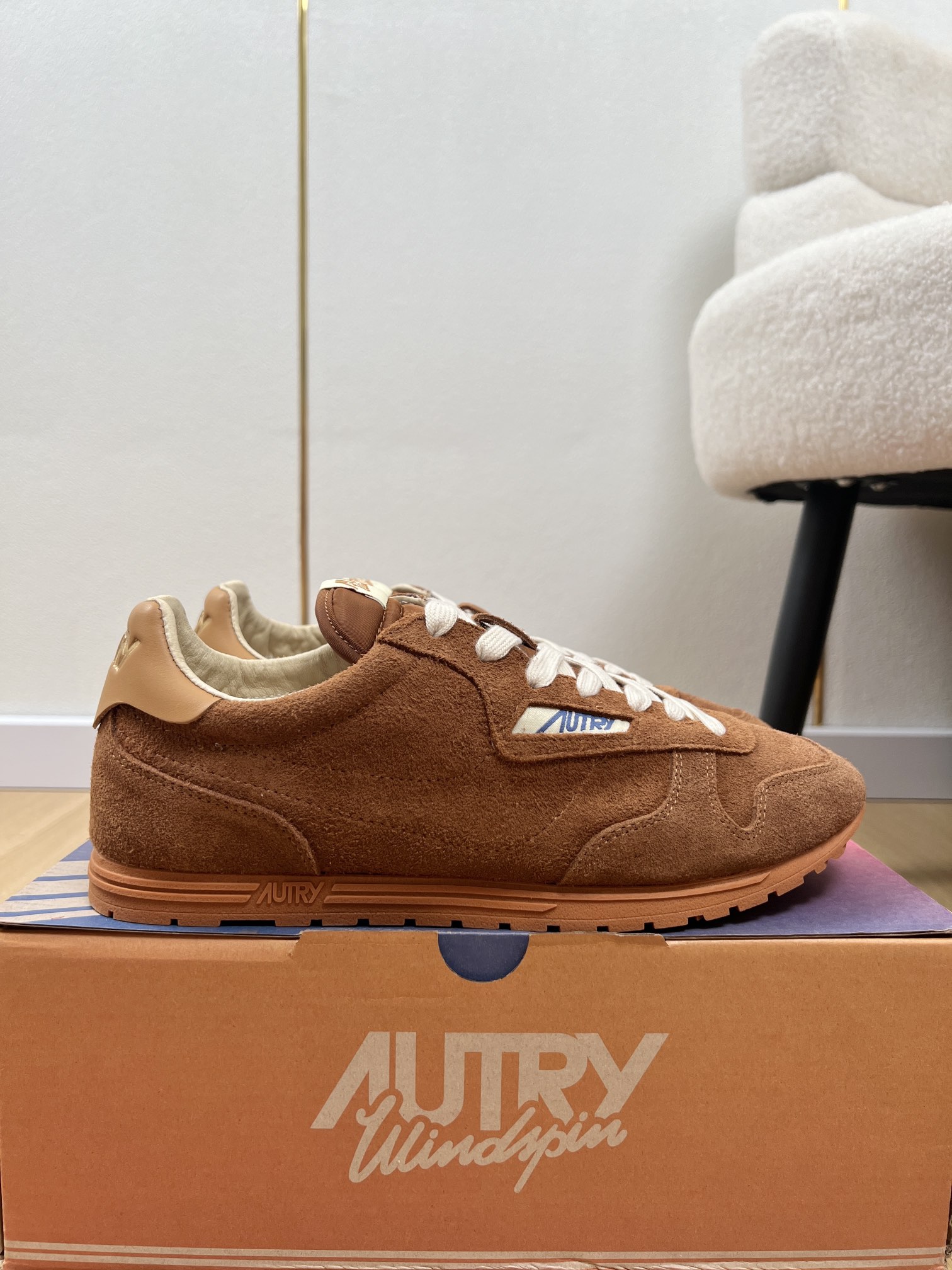 AUTRY OTERRY 2025: American Retro Style Leather Shoes for Fashion Celebrities - 图片 2